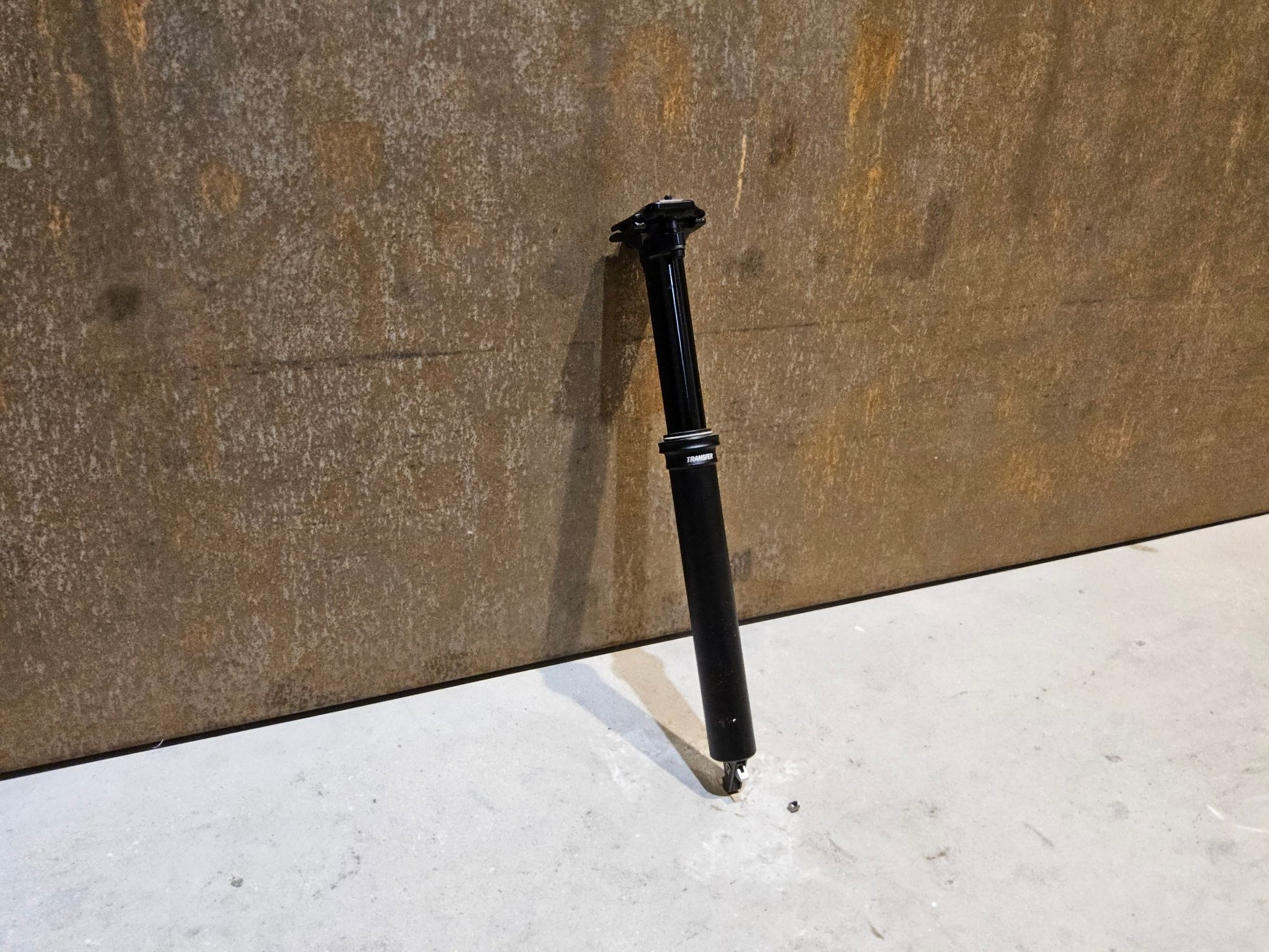 Sattelstütze von Fox, FOX TRANSFER DROPPER POST SATTELSTÜTZE 31,6MM 100MM HUB vor USEDBIKES - OB.DE Hintergrund