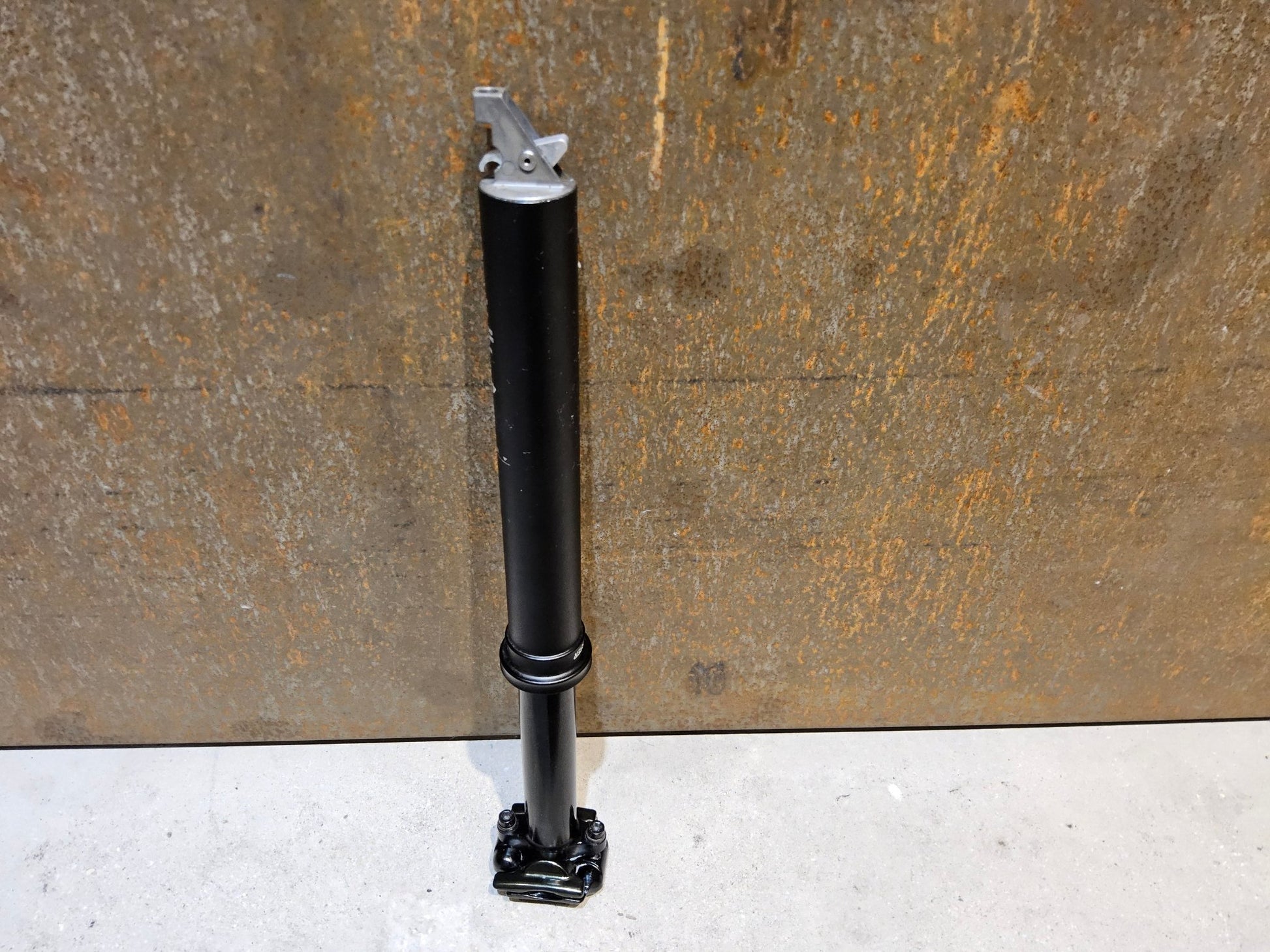 Sattelstütze von Fox, FOX TRANSFER DROPPER POST SATTELSTÜTZE 31,6MM 100MM HUB vor USEDBIKES - OB.DE Hintergrund