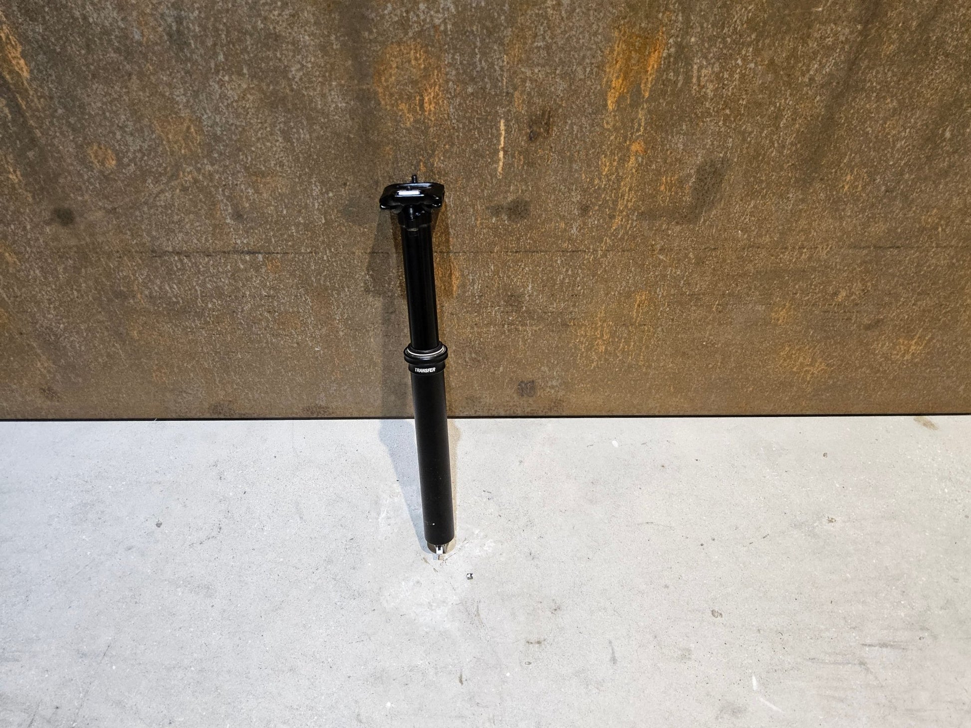 Sattelstütze von Fox, FOX TRANSFER DROPPER POST SATTELSTÜTZE 31,6MM 100MM HUB vor USEDBIKES - OB.DE Hintergrund