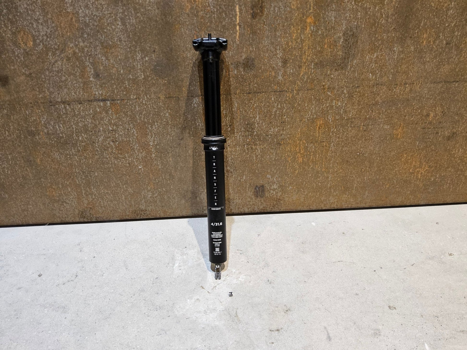 Sattelstütze von Fox, FOX TRANSFER DROPPER POST SATTELSTÜTZE 31,6MM 100MM HUB vor USEDBIKES - OB.DE Hintergrund