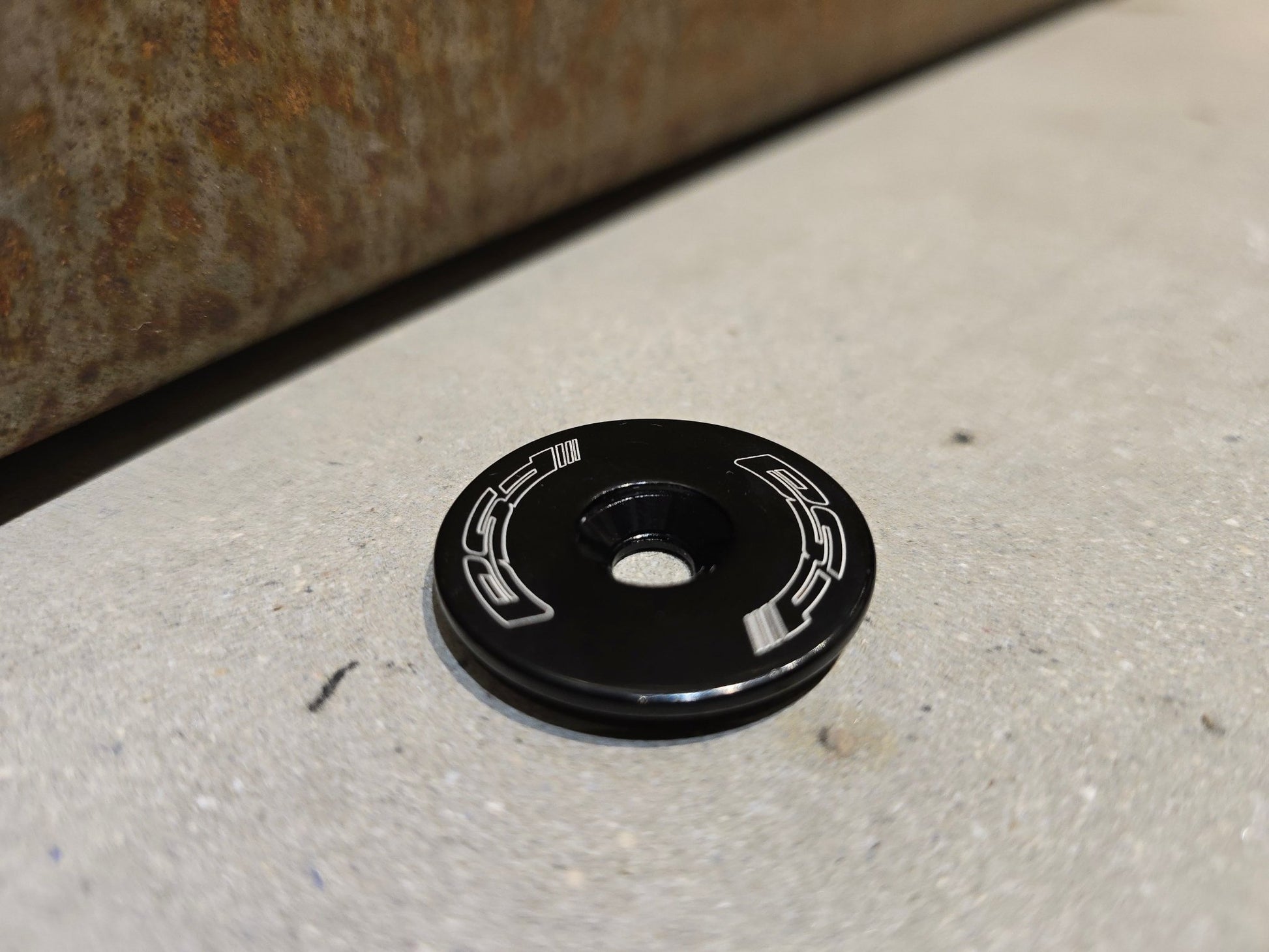 Zubehör von Fsa, FSA HEADSET TOPCAP 1 1/8" / ALUMINIUM in variant_title vor USEDBIKES - OB.DE Hintergrund