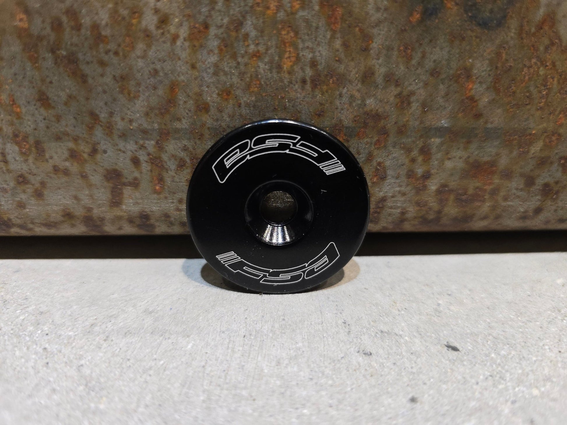 Zubehör von Fsa, FSA HEADSET TOPCAP 1 1/8" / ALUMINIUM in variant_title vor USEDBIKES - OB.DE Hintergrund