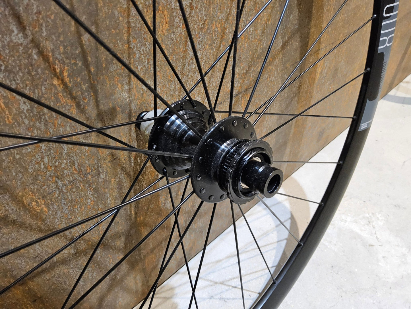Laufrad/Laufradsatz von Fulcrum, FULCRUM RACING 800 DB LAUFRADSATZ DISC in variant_title vor USEDBIKES - OB.DE Hintergrund