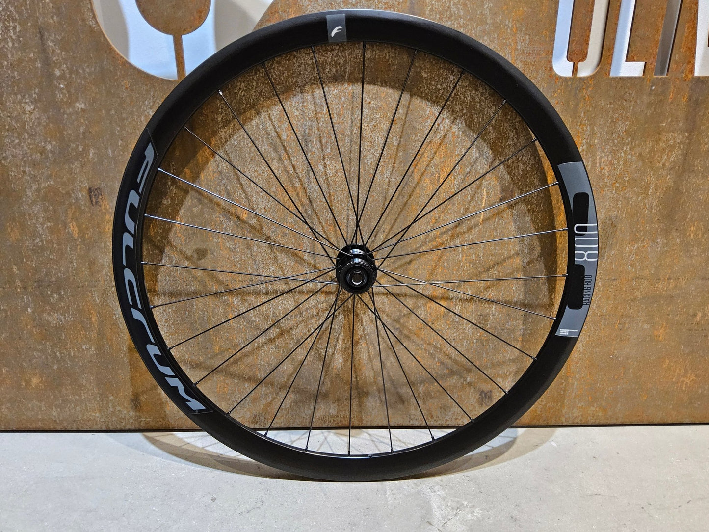 Laufrad/Laufradsatz von Fulcrum, FULCRUM RACING 800 DB LAUFRADSATZ DISC in variant_title vor USEDBIKES - OB.DE Hintergrund