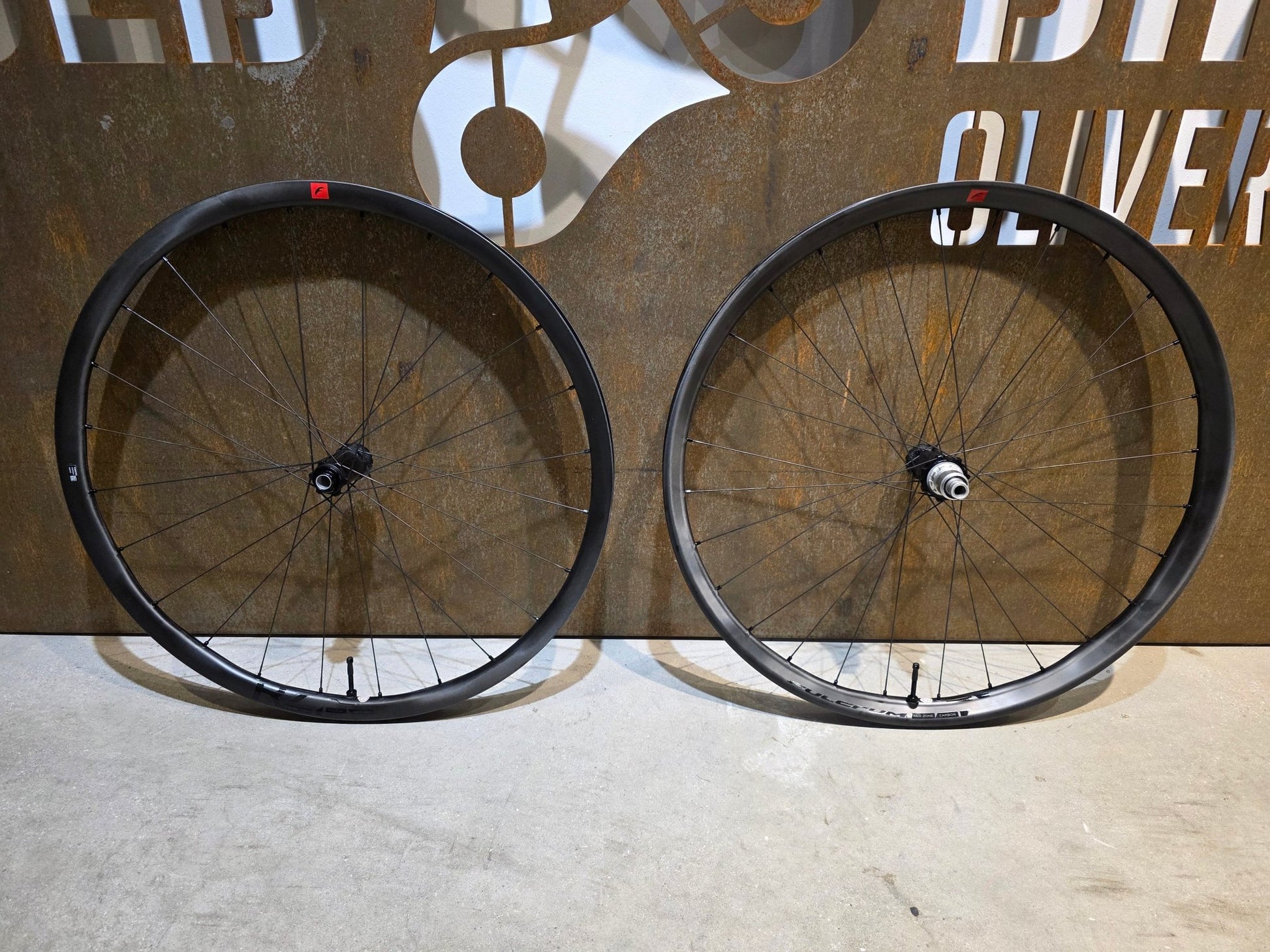 Laufrad/Laufradsatz von Fulcrum, FULCRUM RED ZONE CARBON BOOST 29 MTB LAUFRADSATZ DISC vor USEDBIKES - OB.DE Hintergrund