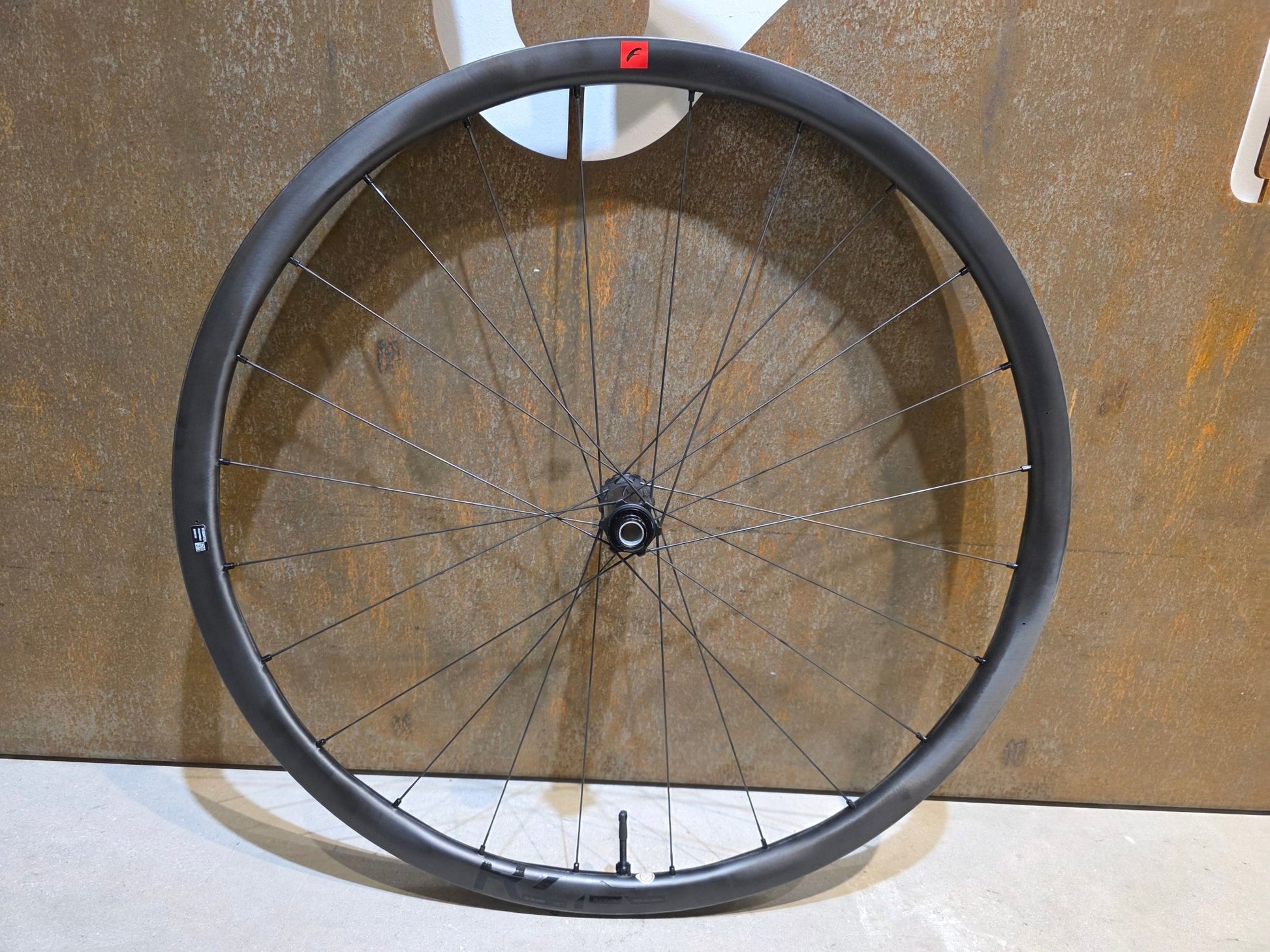 Laufrad/Laufradsatz von Fulcrum, FULCRUM RED ZONE CARBON BOOST 29 MTB LAUFRADSATZ DISC vor USEDBIKES - OB.DE Hintergrund