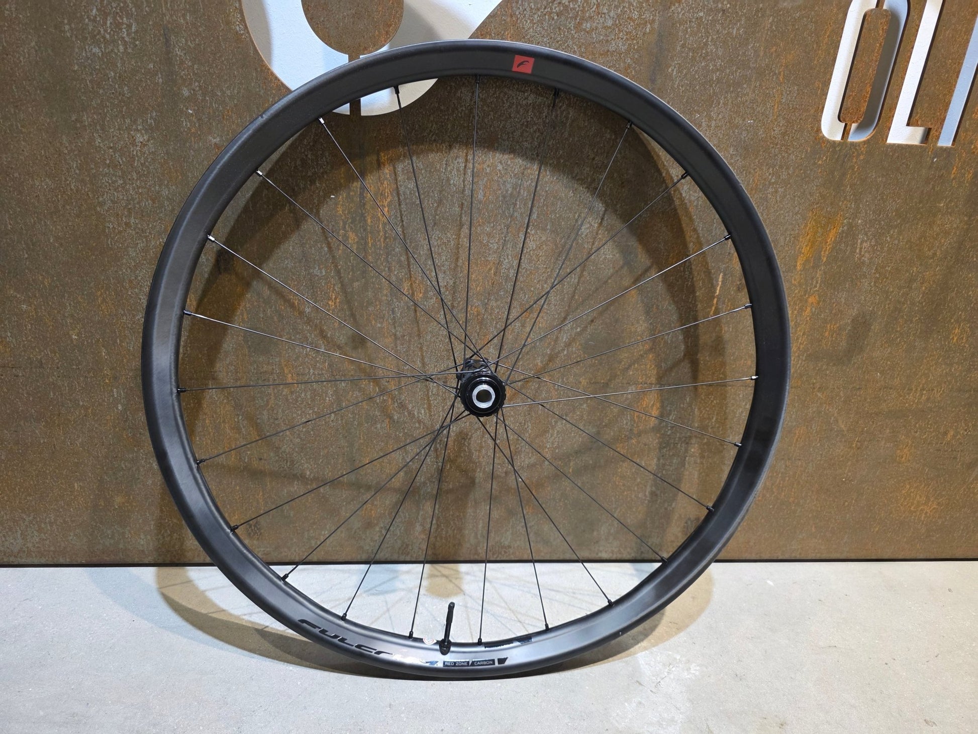 Laufrad/Laufradsatz von Fulcrum, FULCRUM RED ZONE CARBON BOOST 29 MTB LAUFRADSATZ DISC vor USEDBIKES - OB.DE Hintergrund