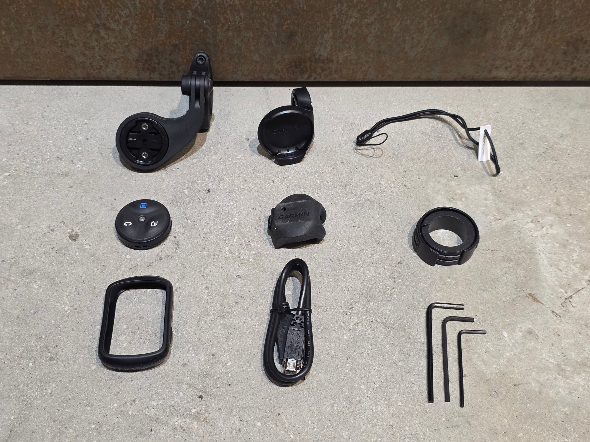 GPS - Geräte & Sensoren von Garmin, GARMIN EDGE 130 PLUS FAHRRADCOMPUTER / MTB BUNDLE vor USEDBIKES - OB.DE Hintergrund