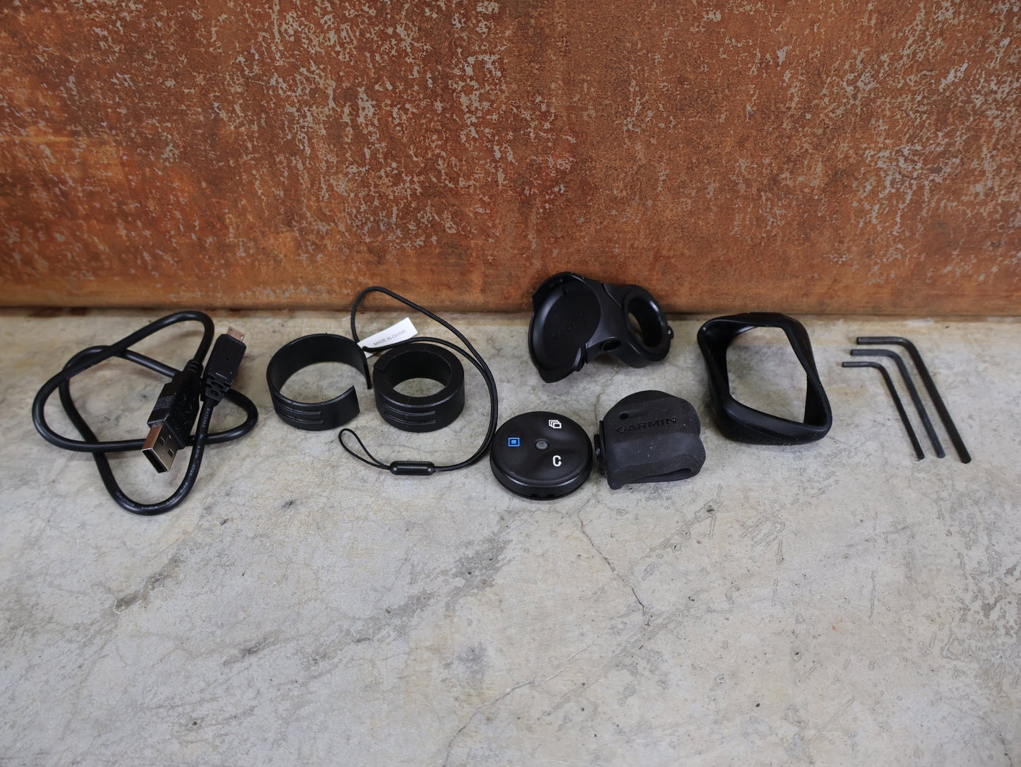 GPS - Geräte & Sensoren von Garmin, GARMIN EDGE® 130 PLUS MTB BUNDLE – KOMPAKTER GPS - FAHRRADCOMPUTER vor USEDBIKES - OB.DE Hintergrund