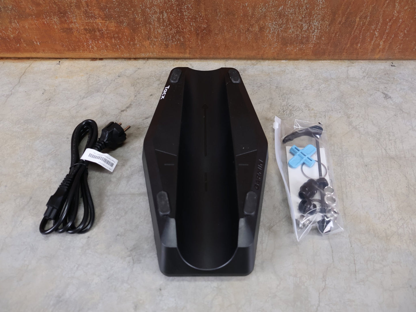 Rollentrainer & Zubehör von Garmin, GARMIN TACX NEO 3M HEIMTRAINER – SMART TRAINER MIT DIREKTANTRIEB vor USEDBIKES - OB.DE Hintergrund