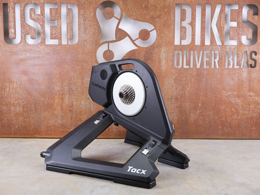 Rollentrainer & Zubehör von Garmin, GARMIN TACX NEO 3M HEIMTRAINER – SMART TRAINER MIT DIREKTANTRIEB vor USEDBIKES - OB.DE Hintergrund