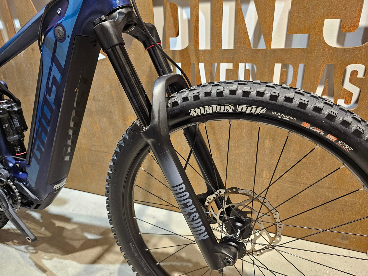 E - Mountainbike von Ghost, GHOST E - RIOT TRAIL CF ADVANCED / S in variant_title vor USEDBIKES - OB.DE Hintergrund