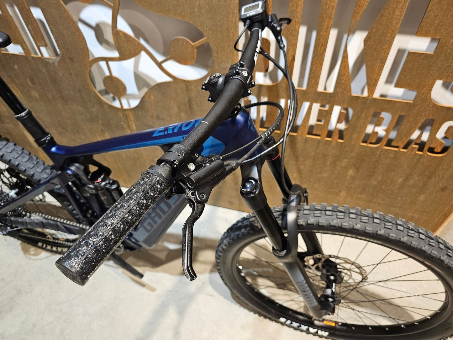 E - Mountainbike von Ghost, GHOST E - RIOT TRAIL CF ADVANCED / S in variant_title vor USEDBIKES - OB.DE Hintergrund