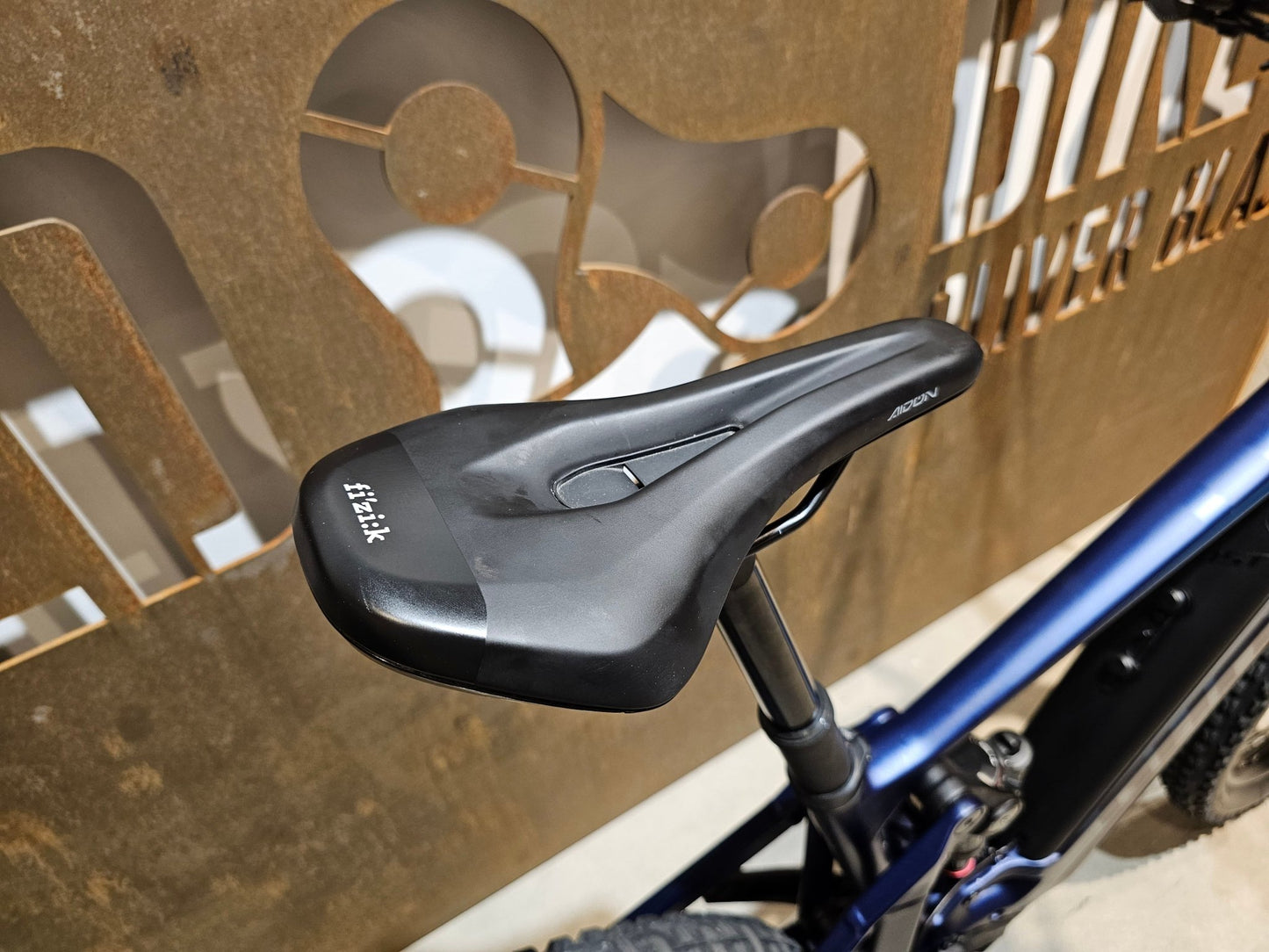 E - Mountainbike von Ghost, GHOST E - RIOT TRAIL CF ADVANCED / S in variant_title vor USEDBIKES - OB.DE Hintergrund