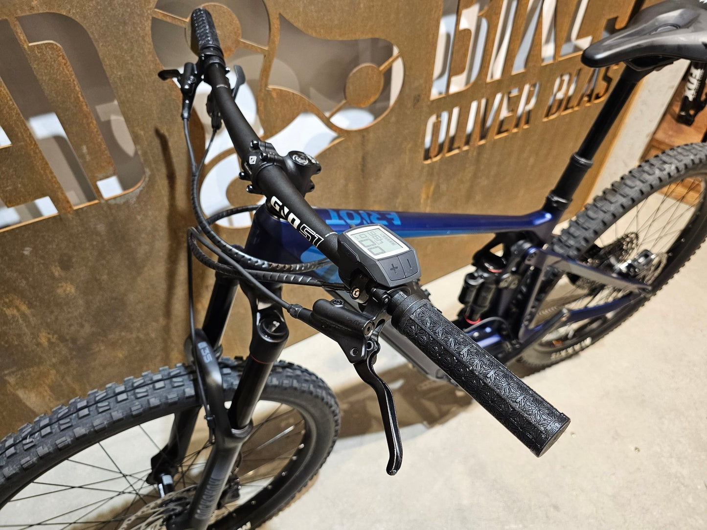 E - Mountainbike von Ghost, GHOST E - RIOT TRAIL CF ADVANCED / S in variant_title vor USEDBIKES - OB.DE Hintergrund