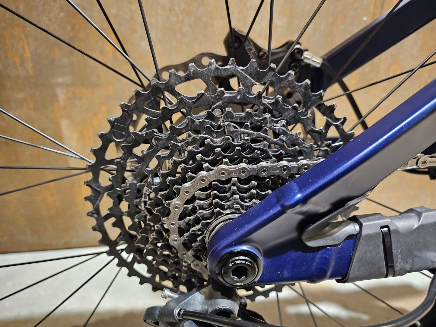 E - Mountainbike von Ghost, GHOST E - RIOT TRAIL CF ADVANCED / S in variant_title vor USEDBIKES - OB.DE Hintergrund