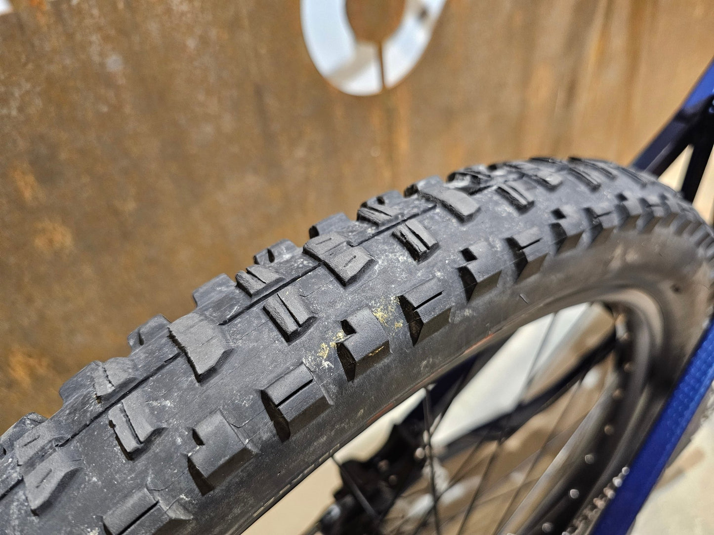 E - Mountainbike von Ghost, GHOST E - RIOT TRAIL CF ADVANCED / S in variant_title vor USEDBIKES - OB.DE Hintergrund