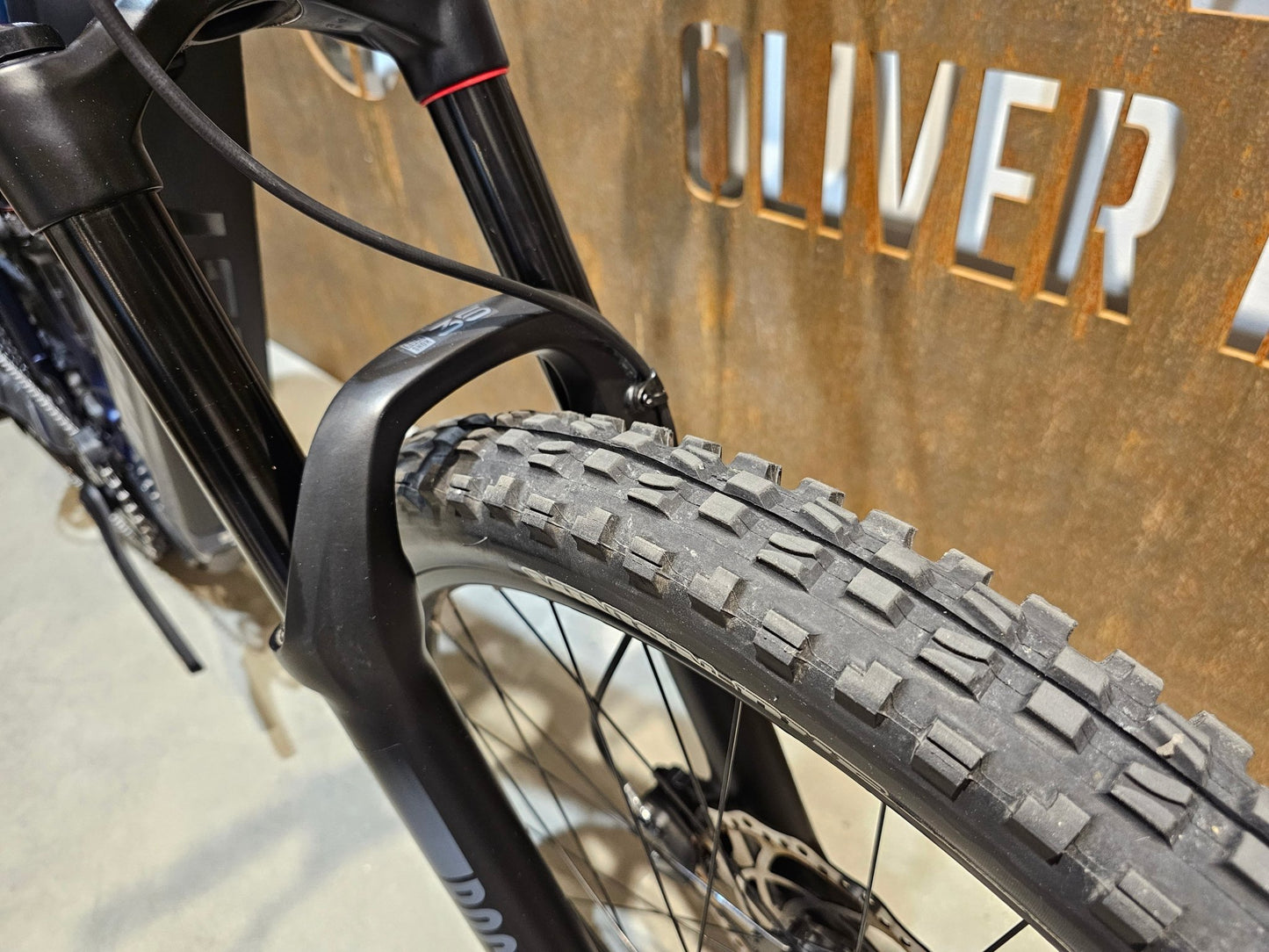 E - Mountainbike von Ghost, GHOST E - RIOT TRAIL CF ADVANCED / S in variant_title vor USEDBIKES - OB.DE Hintergrund