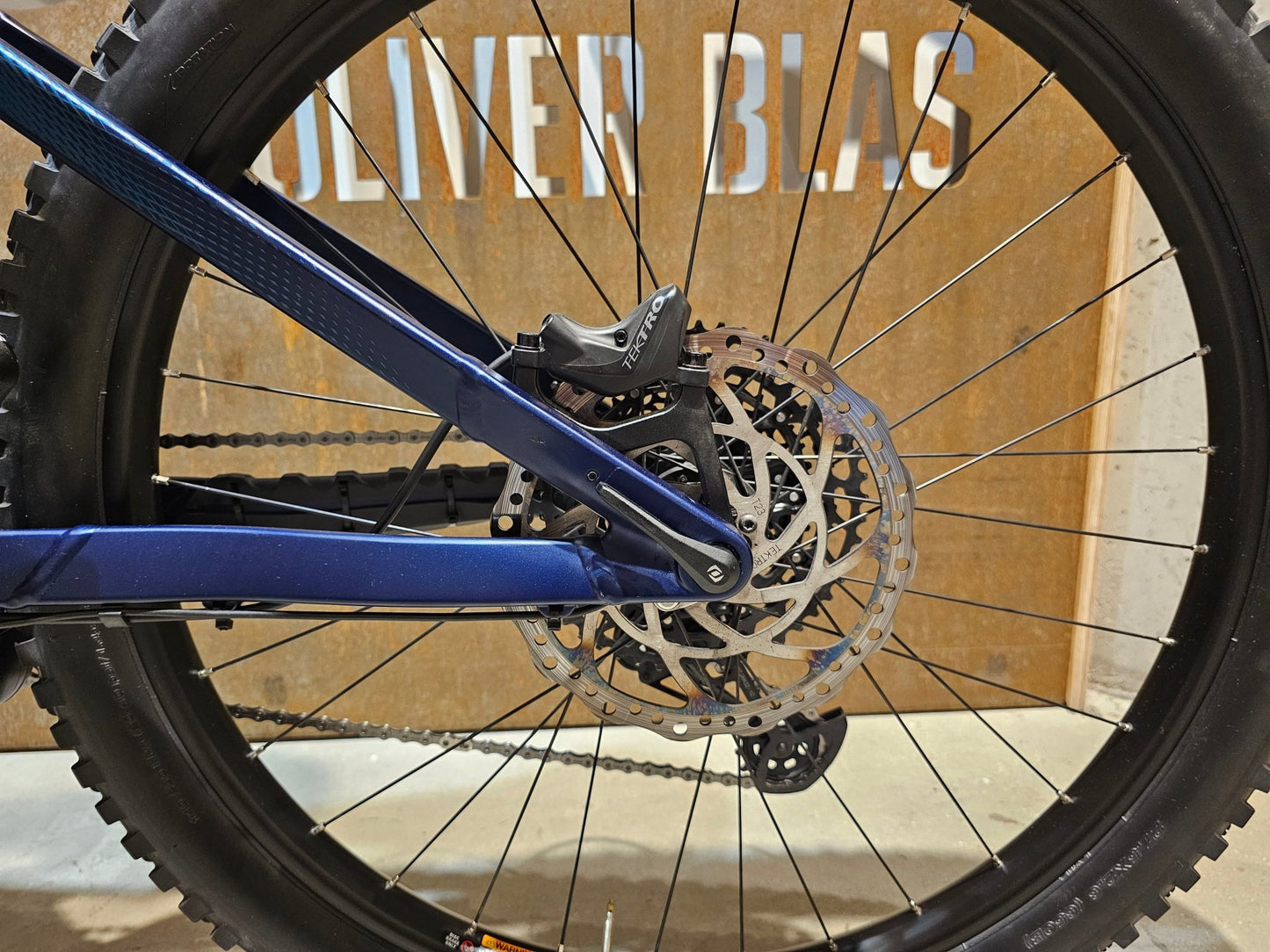 E - Mountainbike von Ghost, GHOST E - RIOT TRAIL CF ADVANCED / S in variant_title vor USEDBIKES - OB.DE Hintergrund