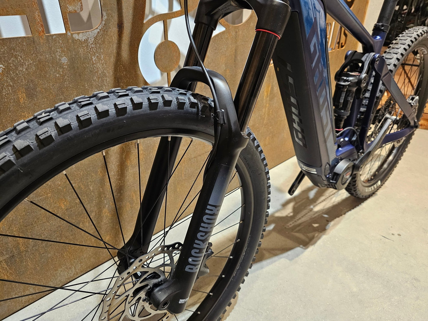 E - Mountainbike von Ghost, GHOST E - RIOT TRAIL CF ADVANCED / S in variant_title vor USEDBIKES - OB.DE Hintergrund