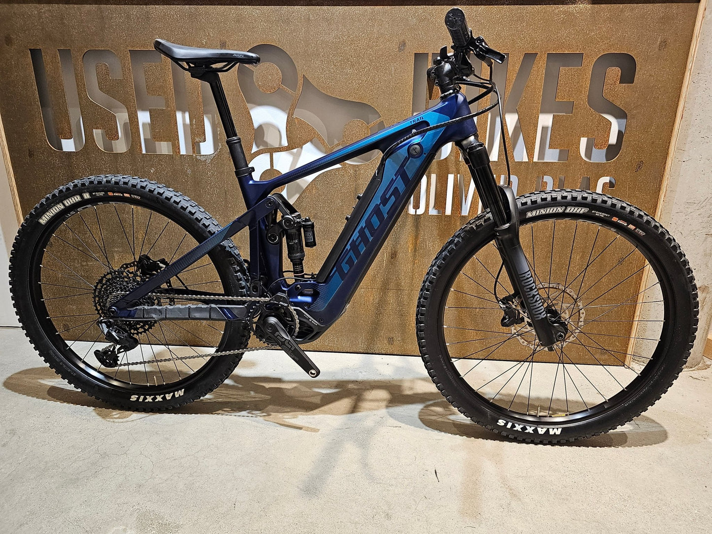 E - Mountainbike von Ghost, GHOST E - RIOT TRAIL CF ADVANCED / S in variant_title vor USEDBIKES - OB.DE Hintergrund
