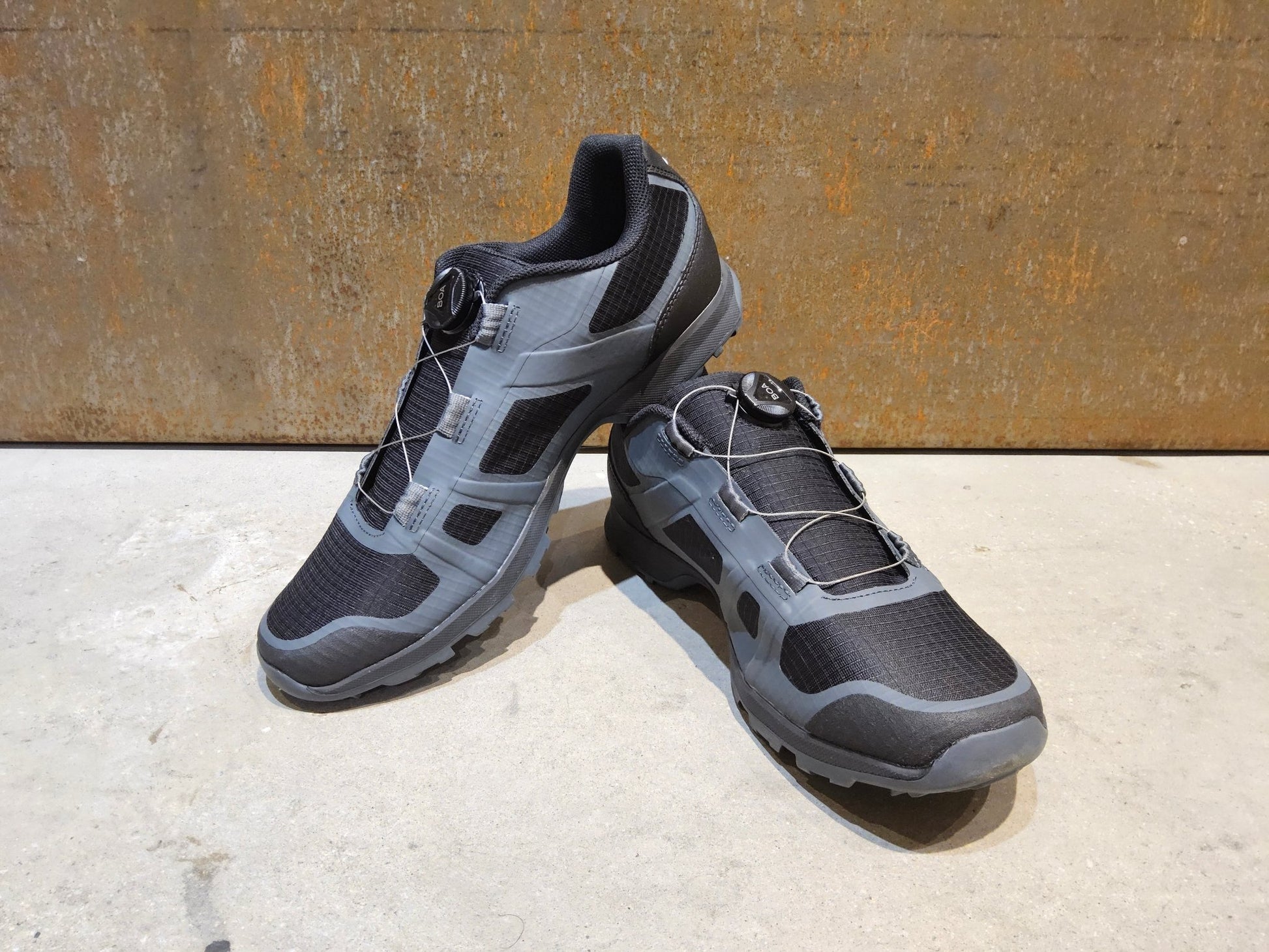 MTB - Herrenschuhe von Giro, GIRO GAUGE BOA® MOUNTAINBIKE SCHUH GRAU / SCHWARZ / HERREN vor USEDBIKES - OB.DE Hintergrund