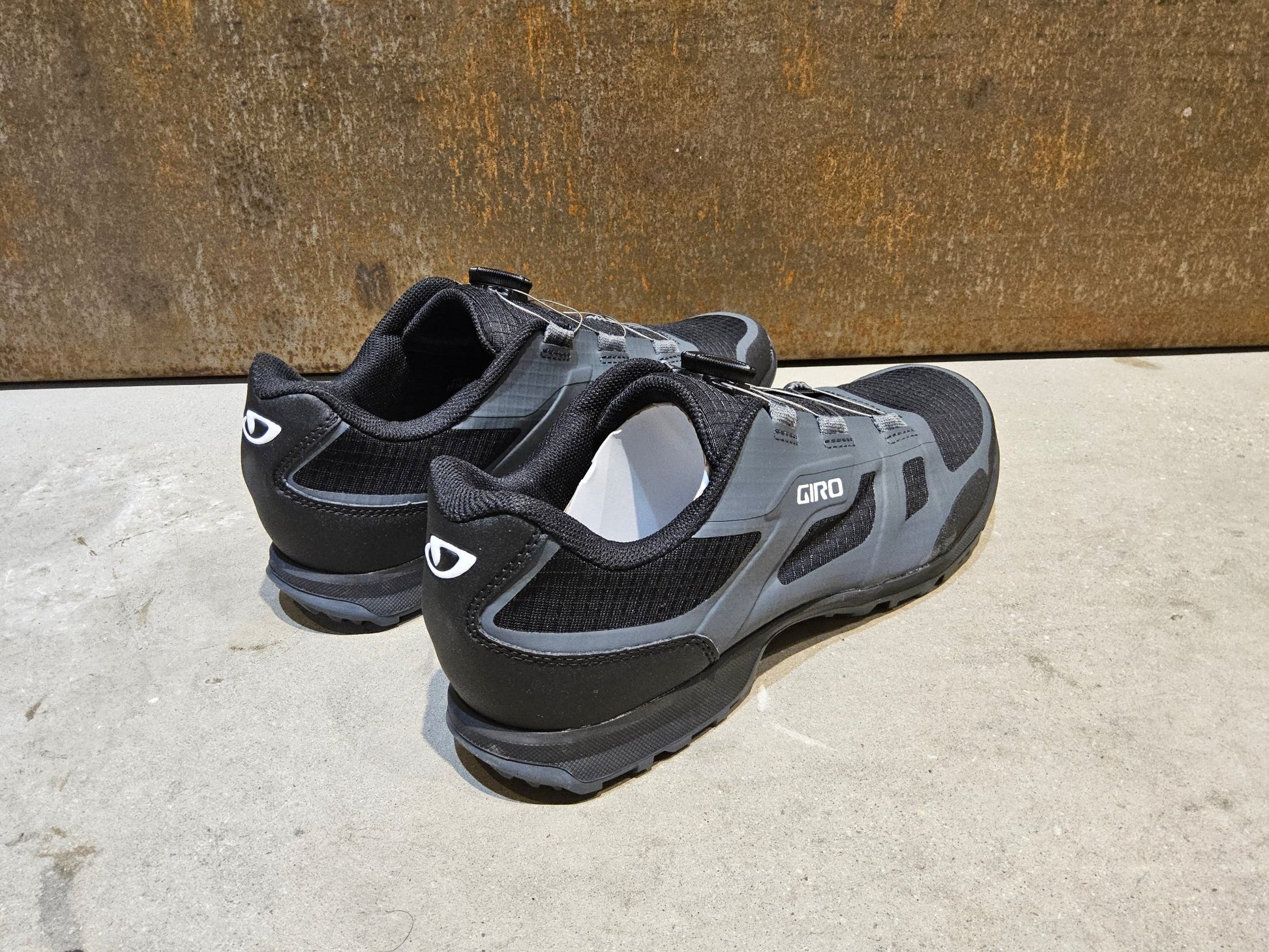 MTB - Herrenschuhe von Giro, GIRO GAUGE BOA® MOUNTAINBIKE SCHUH GRAU / SCHWARZ / HERREN vor USEDBIKES - OB.DE Hintergrund