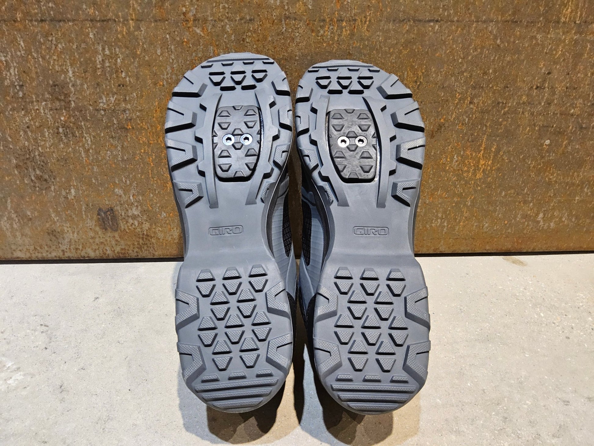 MTB - Herrenschuhe von Giro, GIRO GAUGE BOA® MOUNTAINBIKE SCHUH GRAU / SCHWARZ / HERREN vor USEDBIKES - OB.DE Hintergrund