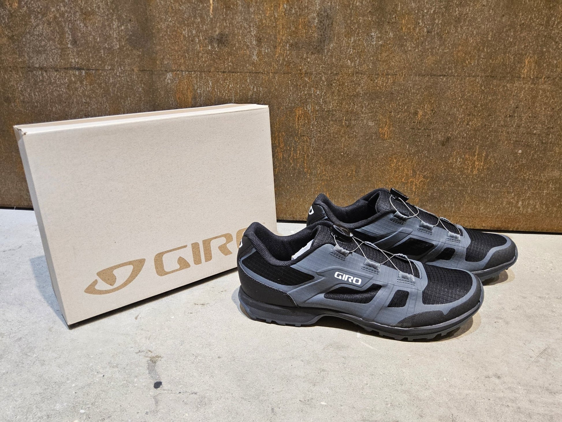 MTB - Herrenschuhe von Giro, GIRO GAUGE BOA® MOUNTAINBIKE SCHUH GRAU / SCHWARZ / HERREN vor USEDBIKES - OB.DE Hintergrund