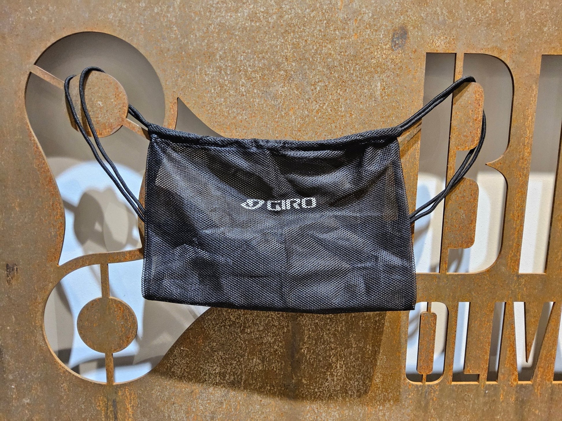 Taschen & Rucksäcke von Sidi, GIRO MESH ZUBEHÖR / SCHUH TASCHE SCHWARZ in variant_title vor USEDBIKES - OB.DE Hintergrund