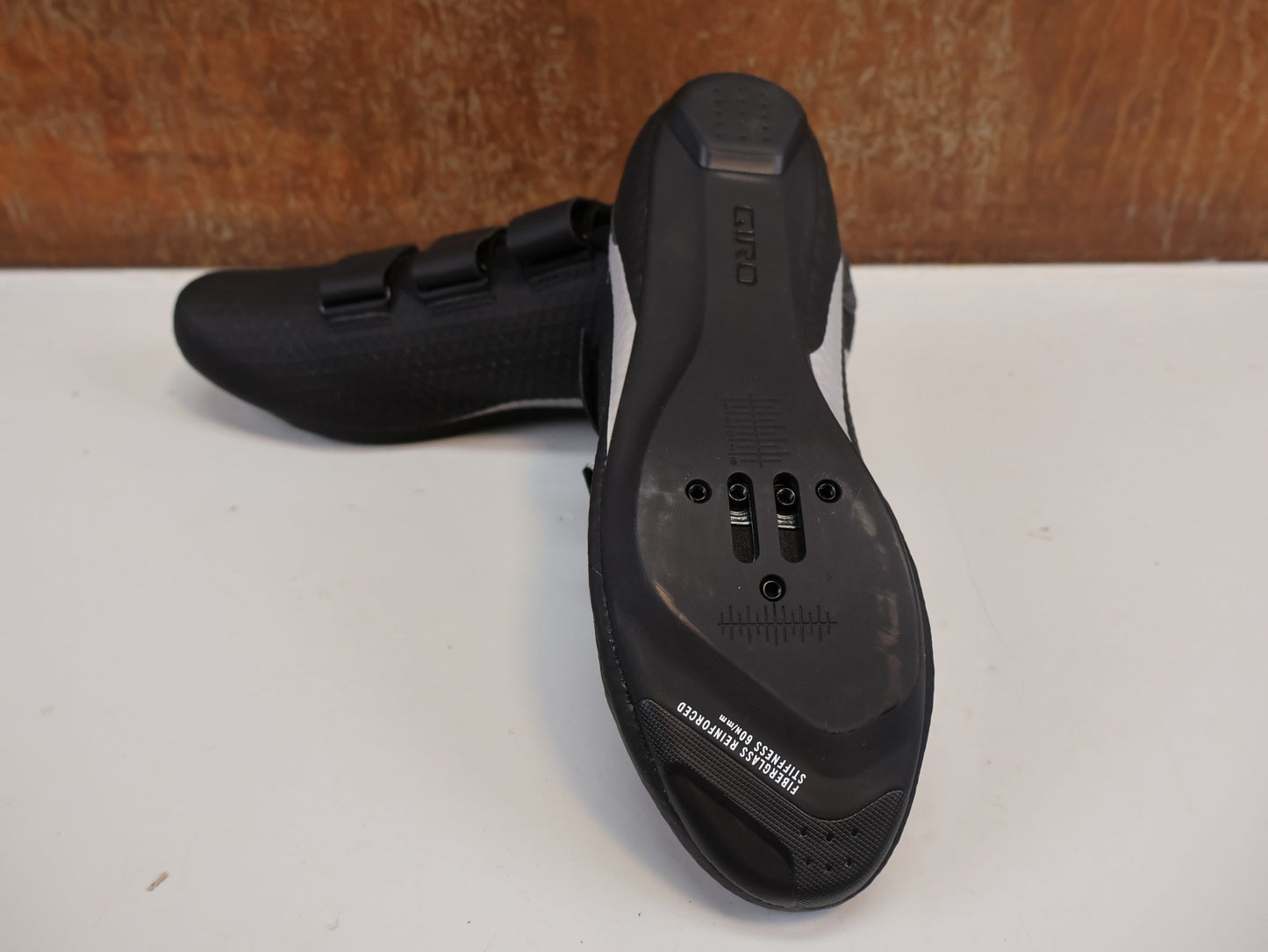 RR - Herrenschuhe von Giro, GIRO STYLUS RENNRADSCHUHE HERREN / SCHWARZ / GR. 45 / SYNCHWIRE vor USEDBIKES - OB.DE Hintergrund