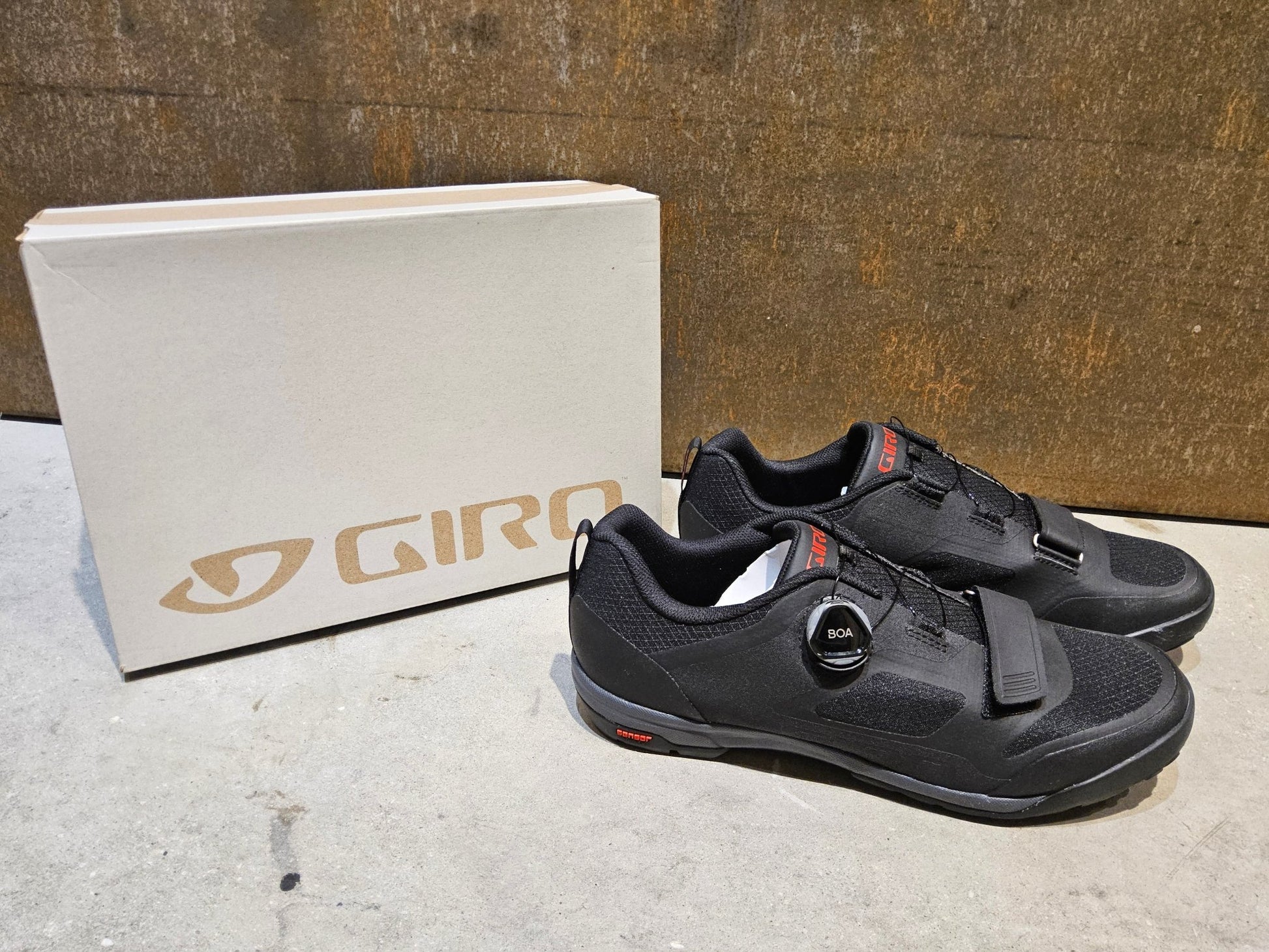 MTB - Herrenschuhe von Giro, GIRO VENTANA BOA® MOUNTAINBIKE SCHUH SCHWARZ / HERREN vor USEDBIKES - OB.DE Hintergrund