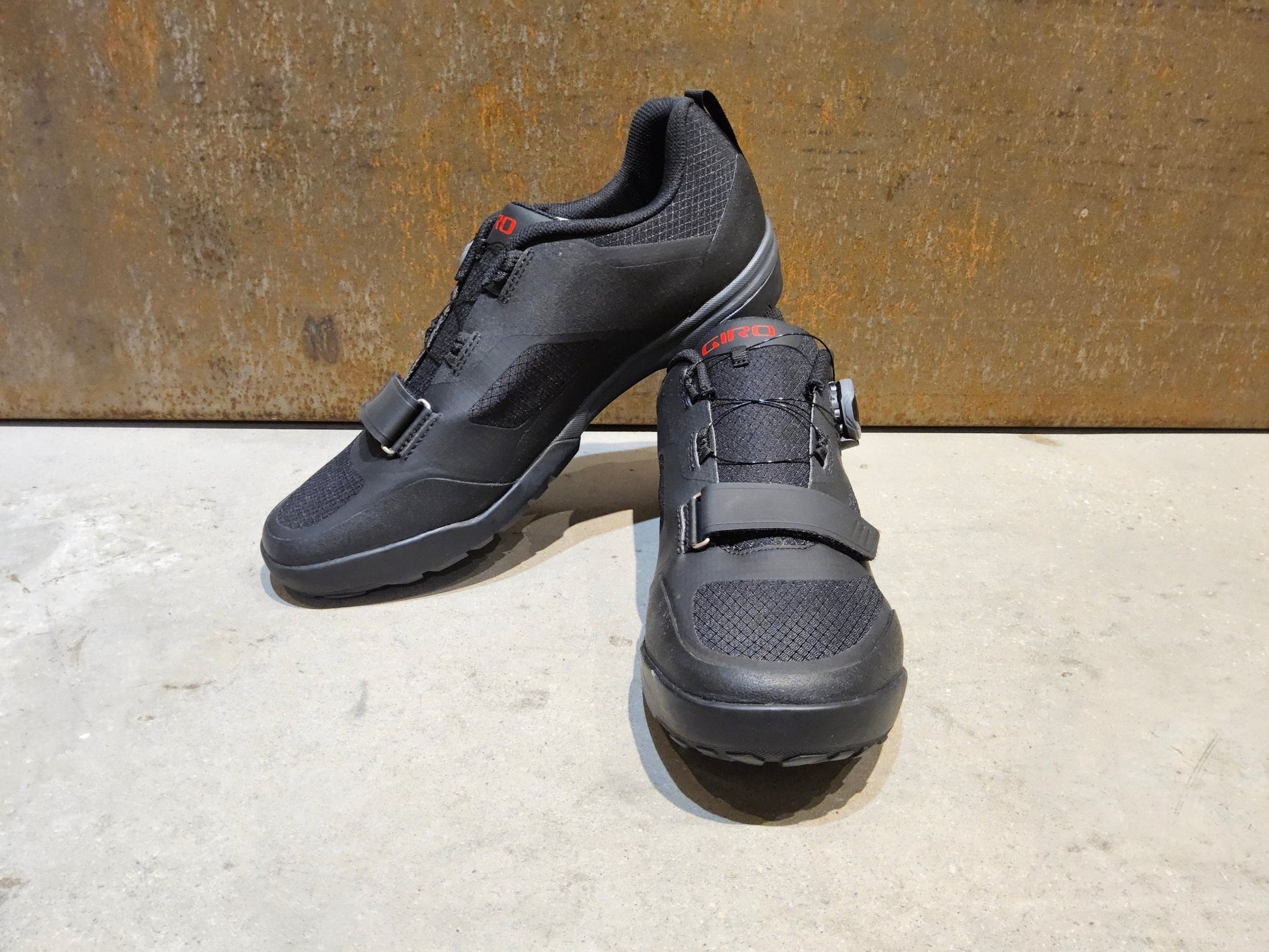 MTB - Herrenschuhe von Giro, GIRO VENTANA BOA® MOUNTAINBIKE SCHUH SCHWARZ / HERREN vor USEDBIKES - OB.DE Hintergrund