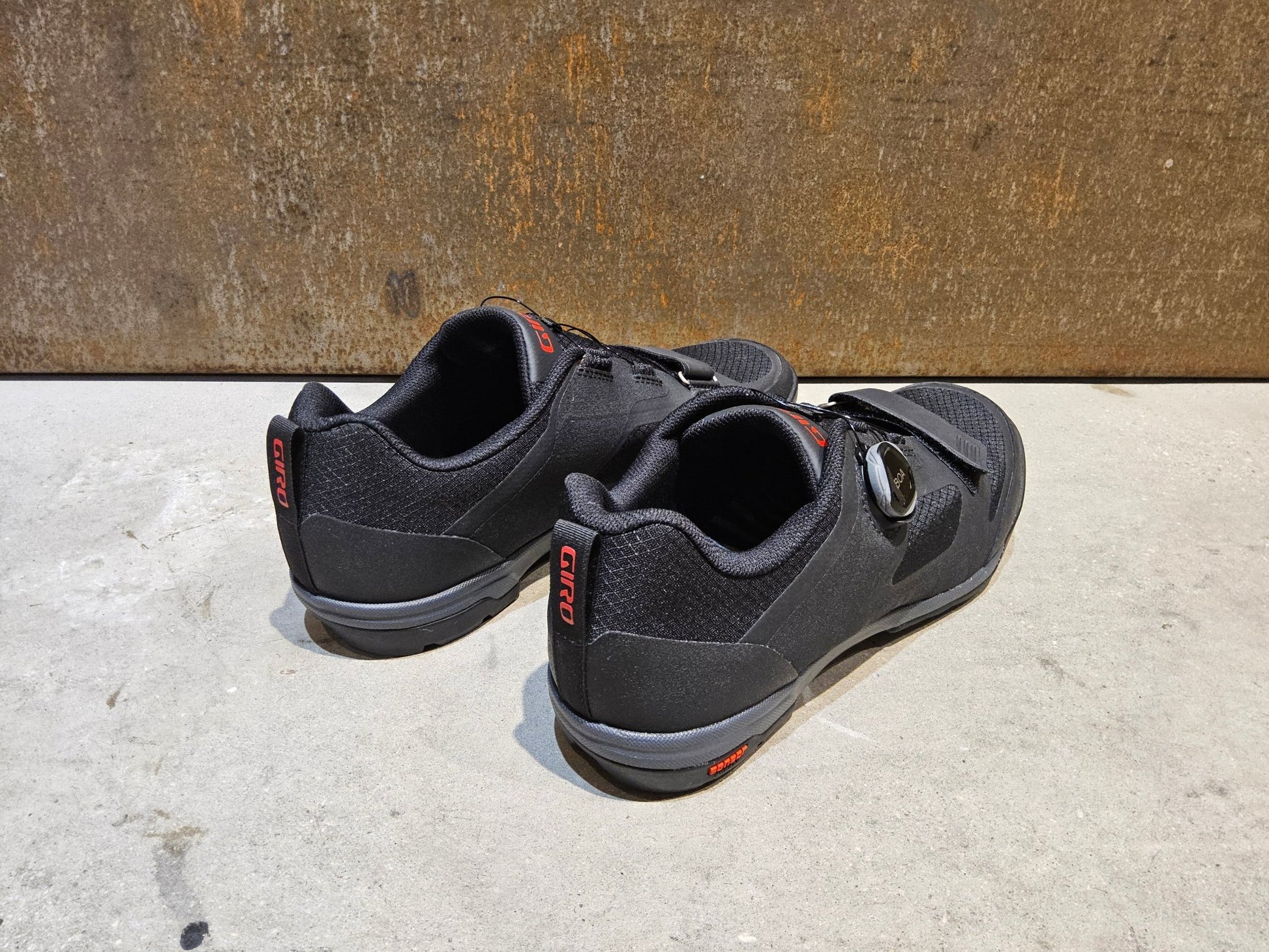 MTB - Herrenschuhe von Giro, GIRO VENTANA BOA® MOUNTAINBIKE SCHUH SCHWARZ / HERREN vor USEDBIKES - OB.DE Hintergrund