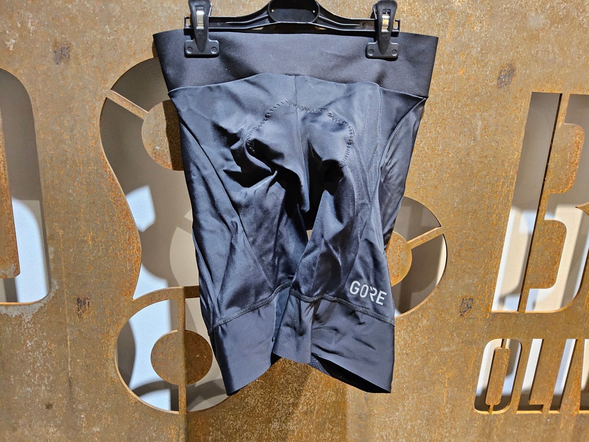 Hosen Damen von GOREWEAR, GOREWEAR ARDENT SHORT TIGHT WOMENS / KURZE HOSE / DAMEN / BLACK in variant_title vor USEDBIKES - OB.DE Hintergrund