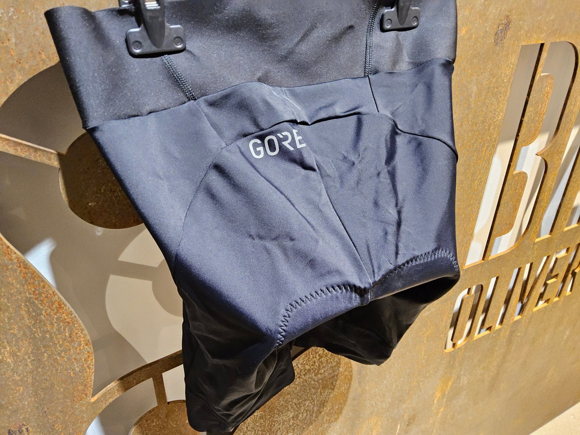 Hosen Damen von GOREWEAR, GOREWEAR ARDENT SHORT TIGHT WOMENS / KURZE HOSE / DAMEN / BLACK in variant_title vor USEDBIKES - OB.DE Hintergrund