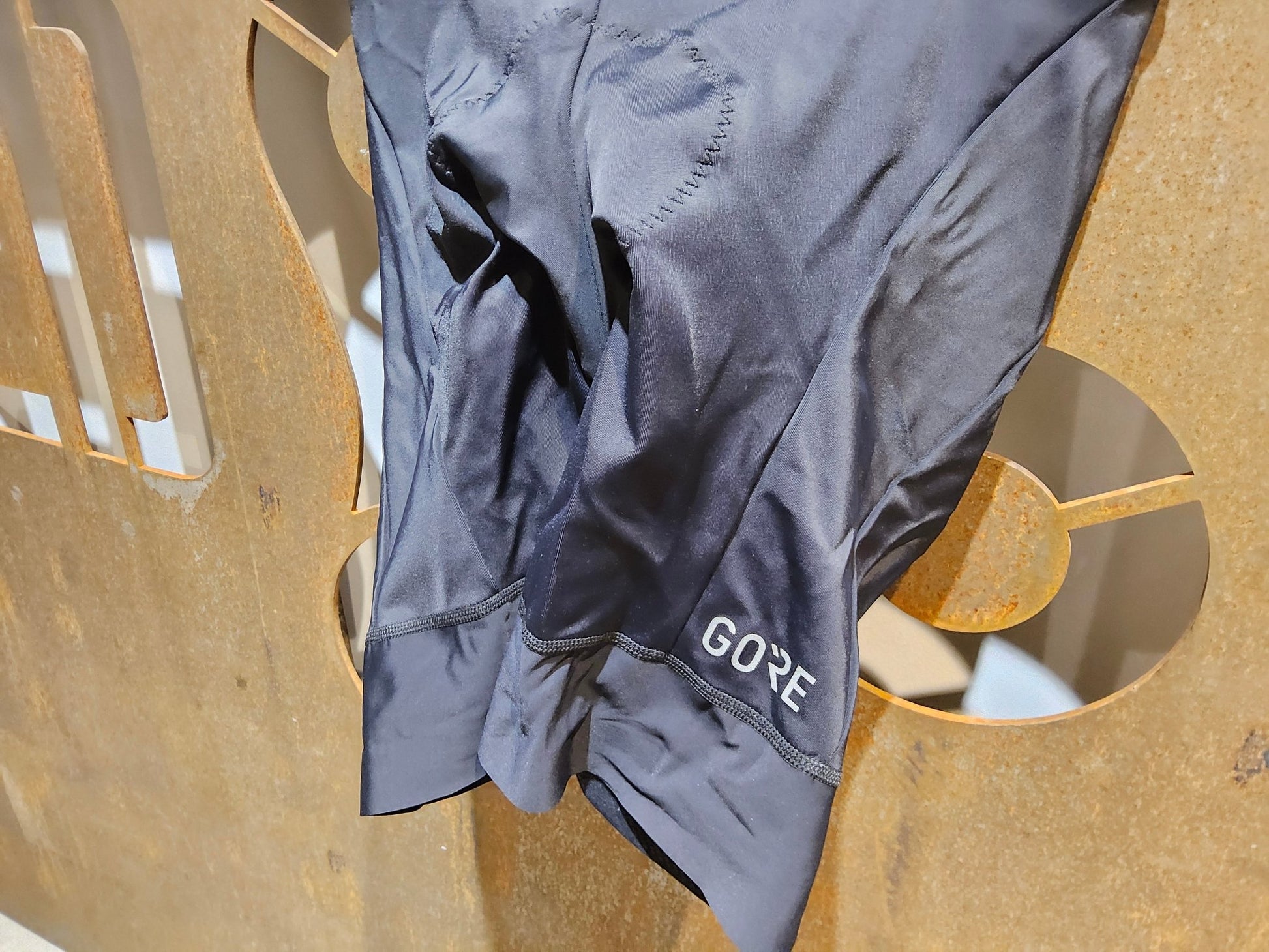 Hosen Damen von GOREWEAR, GOREWEAR ARDENT SHORT TIGHT WOMENS / KURZE HOSE / DAMEN / BLACK in variant_title vor USEDBIKES - OB.DE Hintergrund