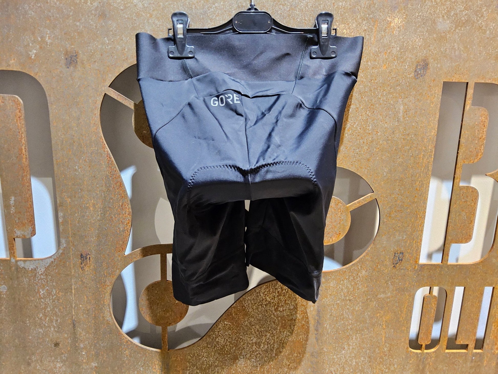 Hosen Damen von GOREWEAR, GOREWEAR ARDENT SHORT TIGHT WOMENS / KURZE HOSE / DAMEN / BLACK in variant_title vor USEDBIKES - OB.DE Hintergrund