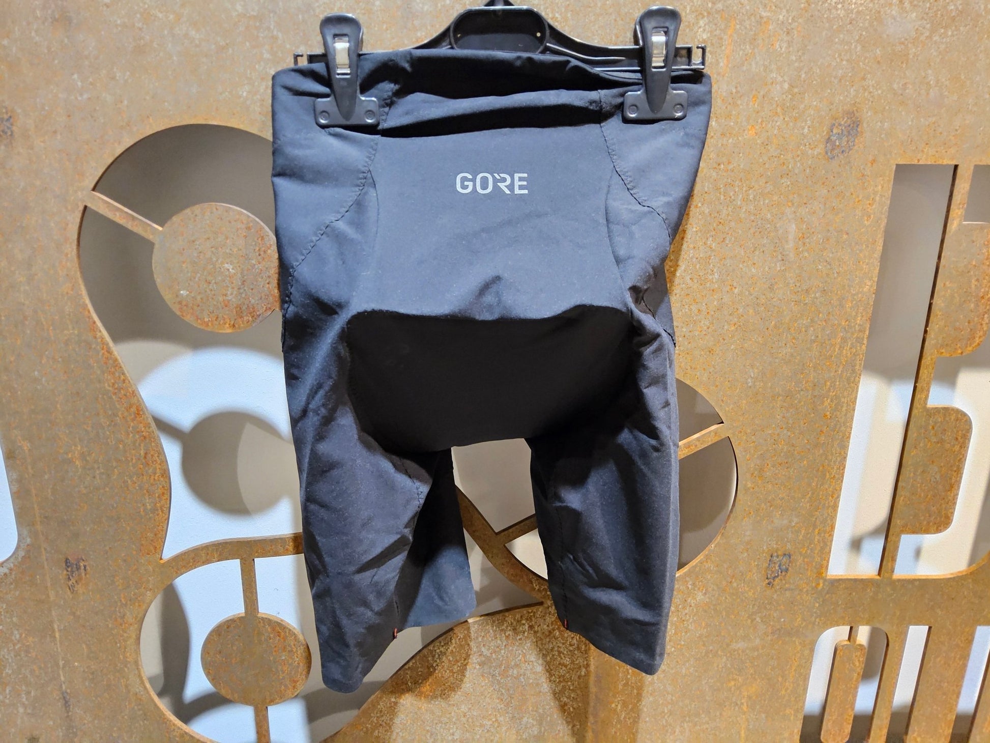 Hosen Damen von GOREWEAR, GOREWEAR C7 WMN LONG DISTANCE SHORT TIGHT / KURZE HOSE / DAMEN / BLACK in variant_title vor USEDBIKES - OB.DE Hintergrund