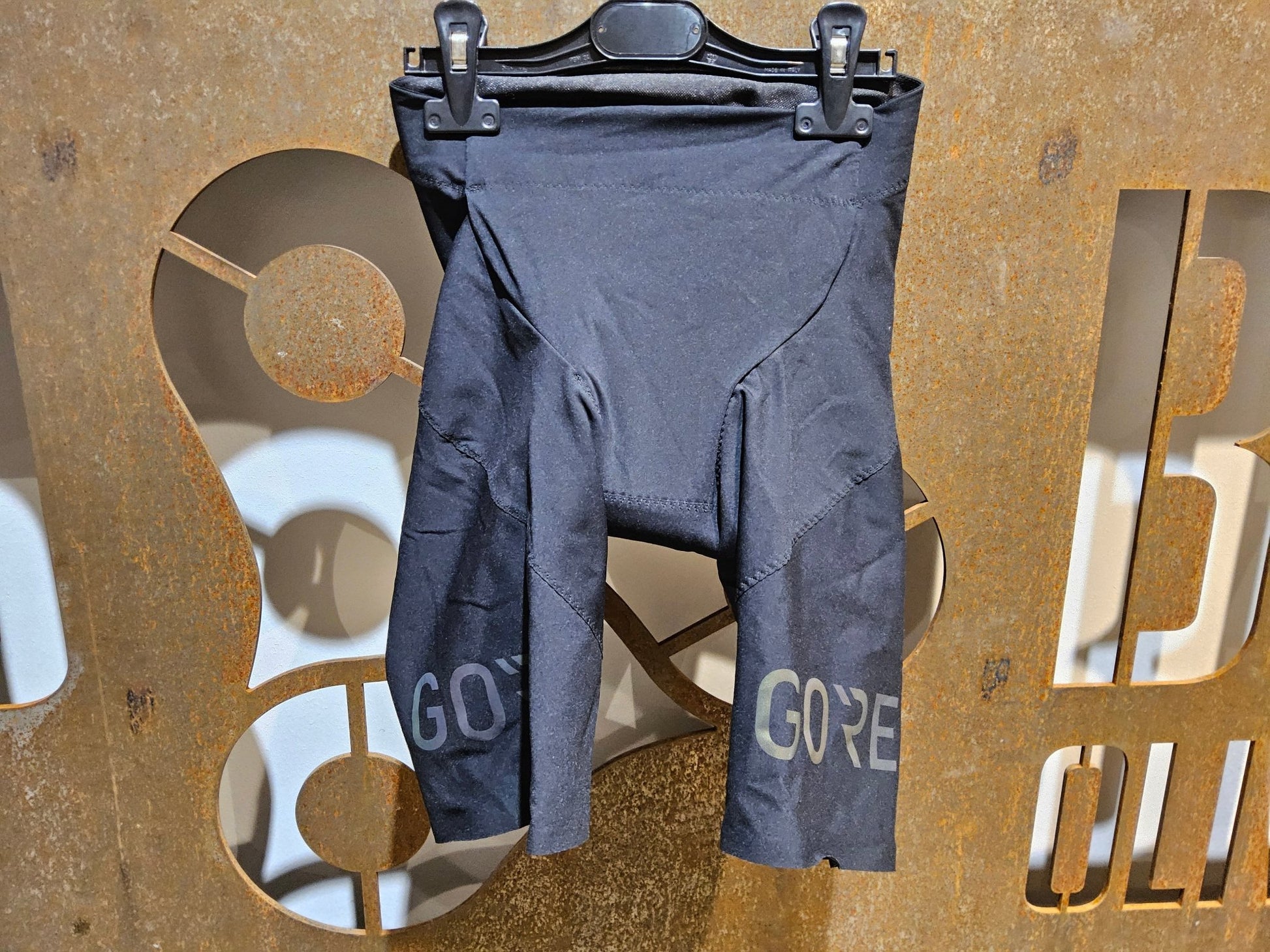 Hosen Damen von GOREWEAR, GOREWEAR C7 WMN LONG DISTANCE SHORT TIGHT / KURZE HOSE / DAMEN / BLACK in variant_title vor USEDBIKES - OB.DE Hintergrund