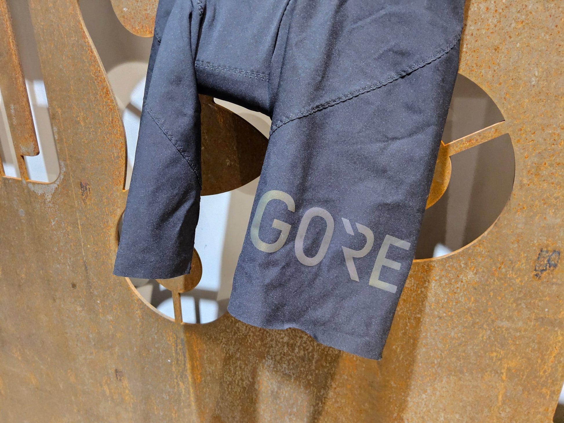 Hosen Damen von GOREWEAR, GOREWEAR C7 WMN LONG DISTANCE SHORT TIGHT / KURZE HOSE / DAMEN / BLACK in variant_title vor USEDBIKES - OB.DE Hintergrund