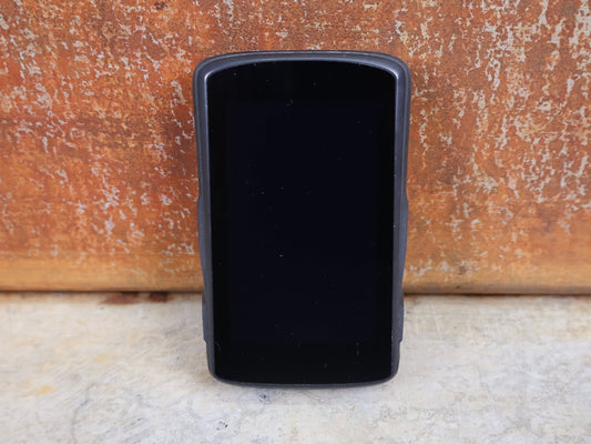 GPS - Geräte & Sensoren von Hammerhead, HAMMERHEAD KAROO 2 GPS FAHRRADCOMPUTER vor USEDBIKES - OB.DE Hintergrund