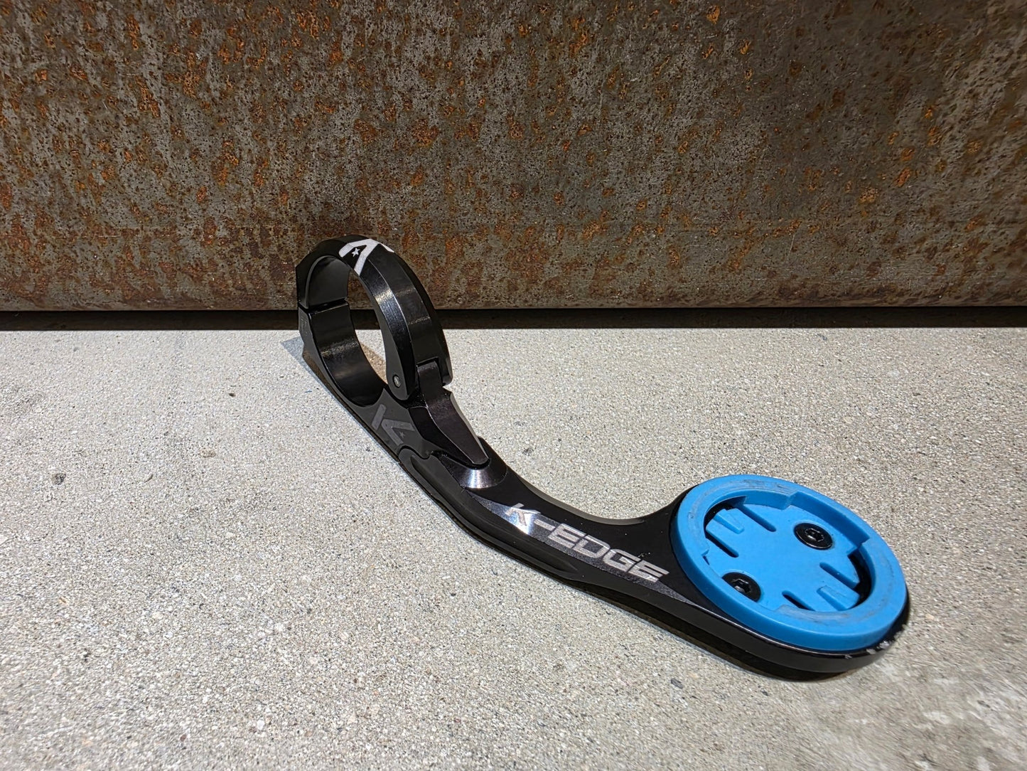 Computerhalterung von K - Edge, K - EDGE MAX XL COMPUTERMOUNT 31,8MM / WAHOO vor USEDBIKES - OB.DE Hintergrund