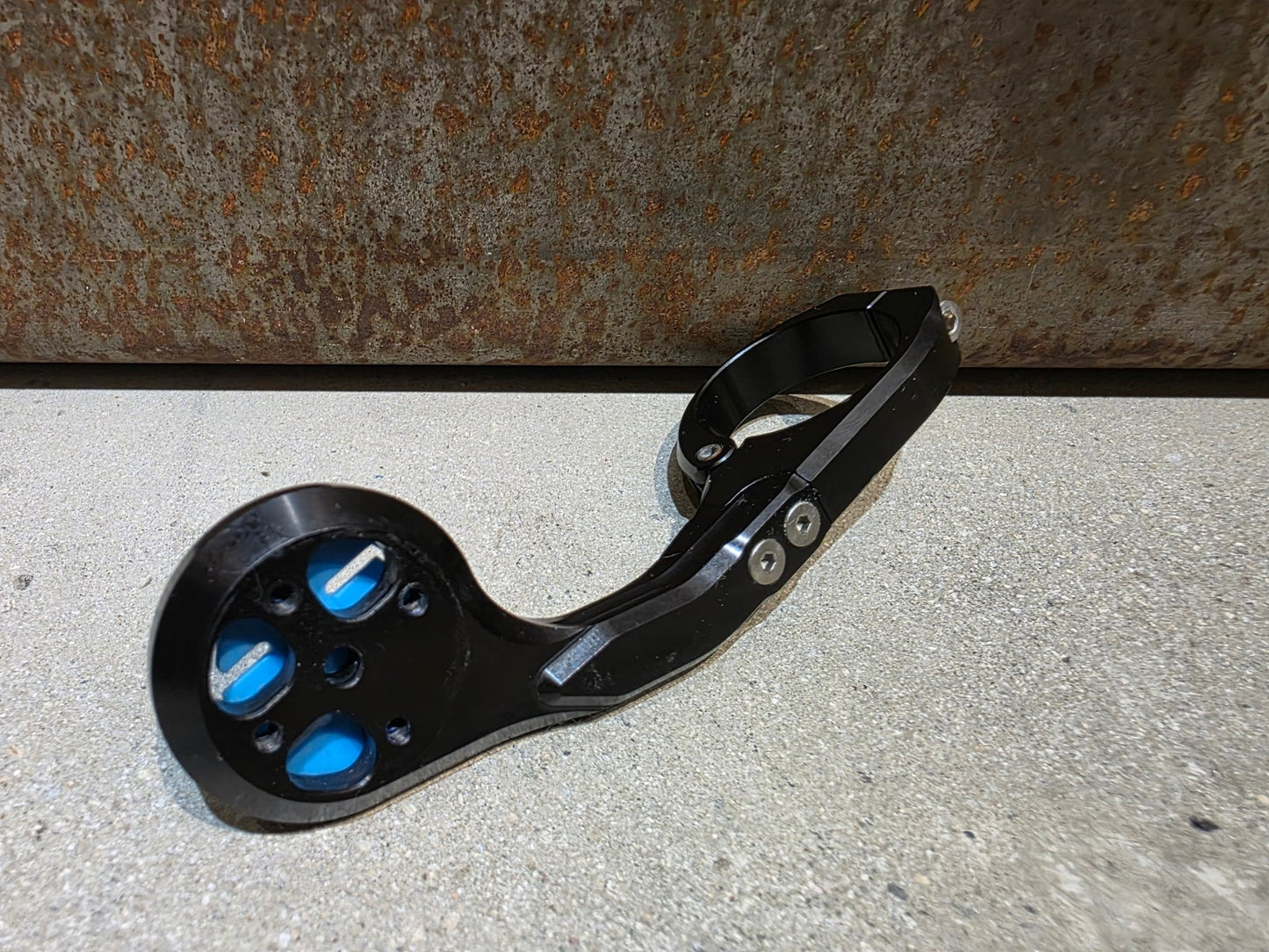 Computerhalterung von K - Edge, K - EDGE MAX XL COMPUTERMOUNT 31,8MM / WAHOO vor USEDBIKES - OB.DE Hintergrund