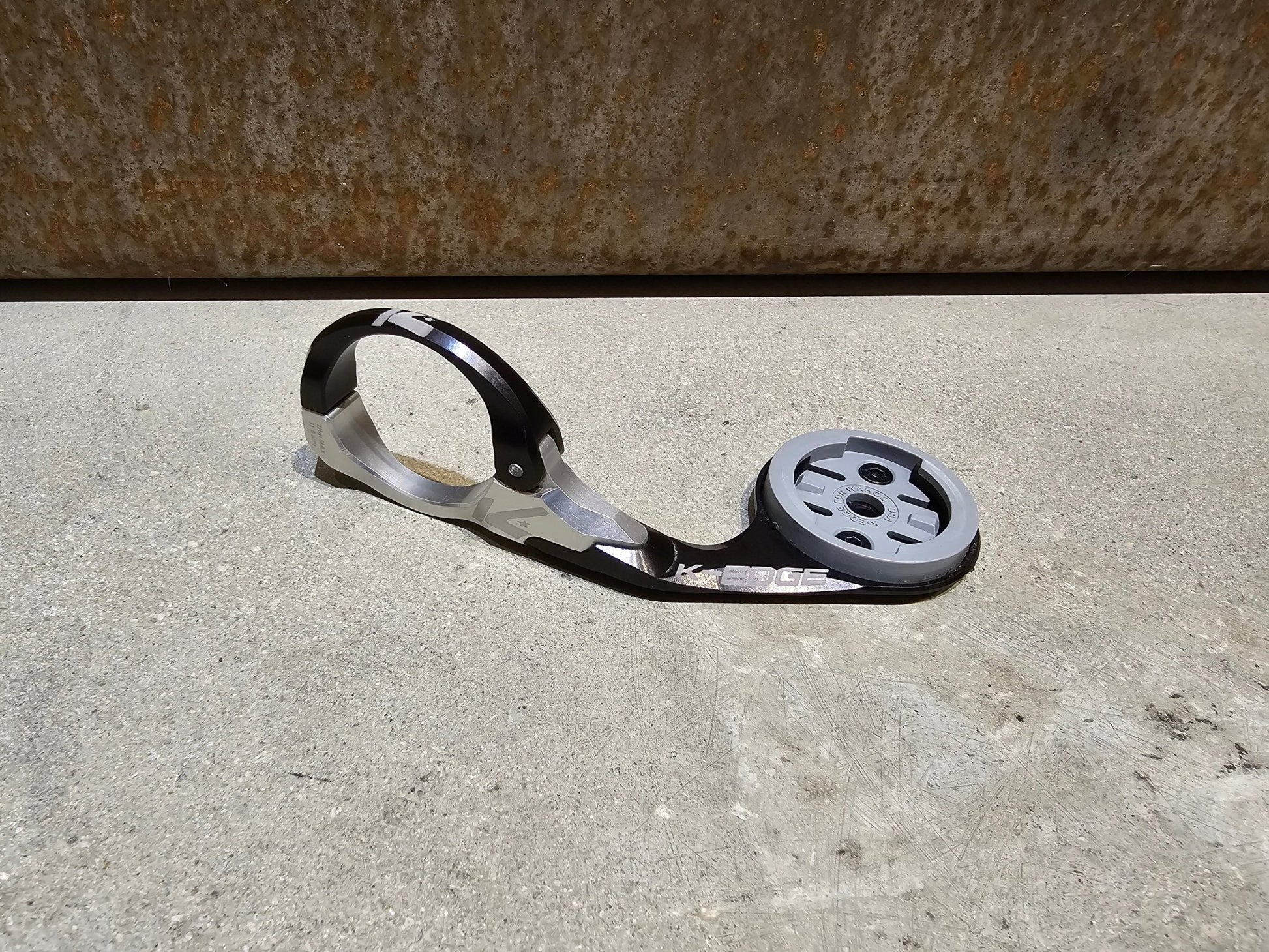 Computerhalterung von K - Edge, K - EDGE PRO RACE MOUNT COMPUTERMOUNT 31,8MM / WAHOO vor USEDBIKES - OB.DE Hintergrund