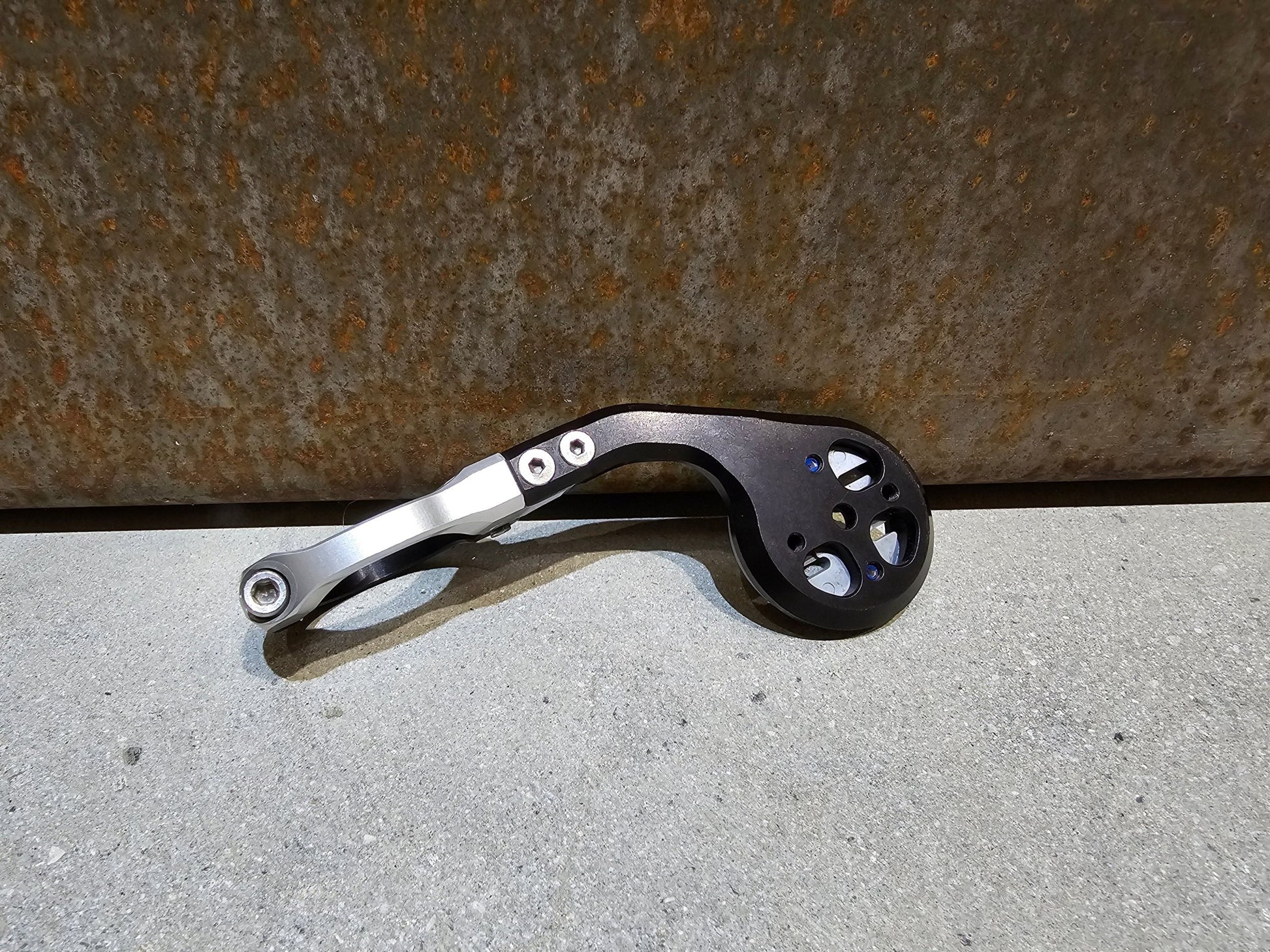 Computerhalterung von K - Edge, K - EDGE PRO RACE MOUNT COMPUTERMOUNT 31,8MM / WAHOO vor USEDBIKES - OB.DE Hintergrund