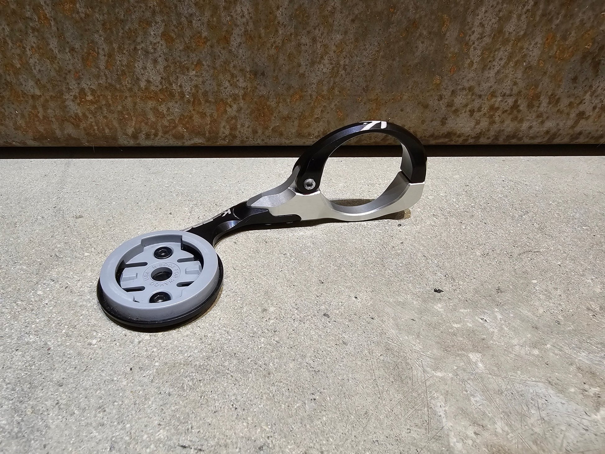 Computerhalterung von K - Edge, K - EDGE PRO RACE MOUNT COMPUTERMOUNT 31,8MM / WAHOO vor USEDBIKES - OB.DE Hintergrund