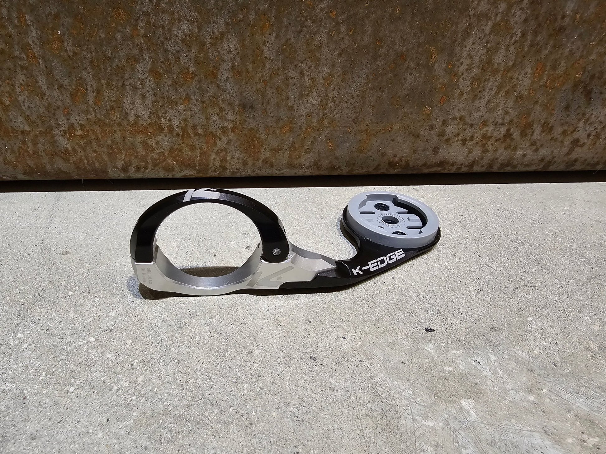 Computerhalterung von K - Edge, K - EDGE PRO RACE MOUNT COMPUTERMOUNT 31,8MM / WAHOO vor USEDBIKES - OB.DE Hintergrund