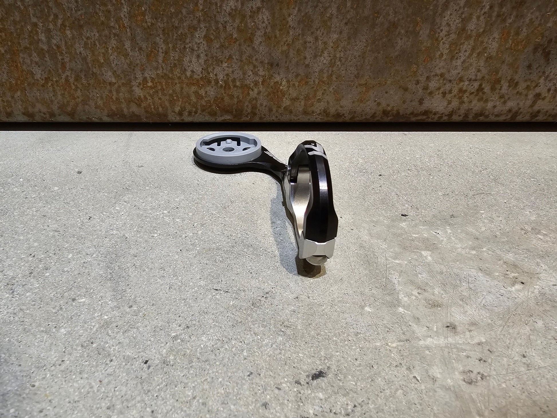 Computerhalterung von K - Edge, K - EDGE PRO RACE MOUNT COMPUTERMOUNT 31,8MM / WAHOO vor USEDBIKES - OB.DE Hintergrund