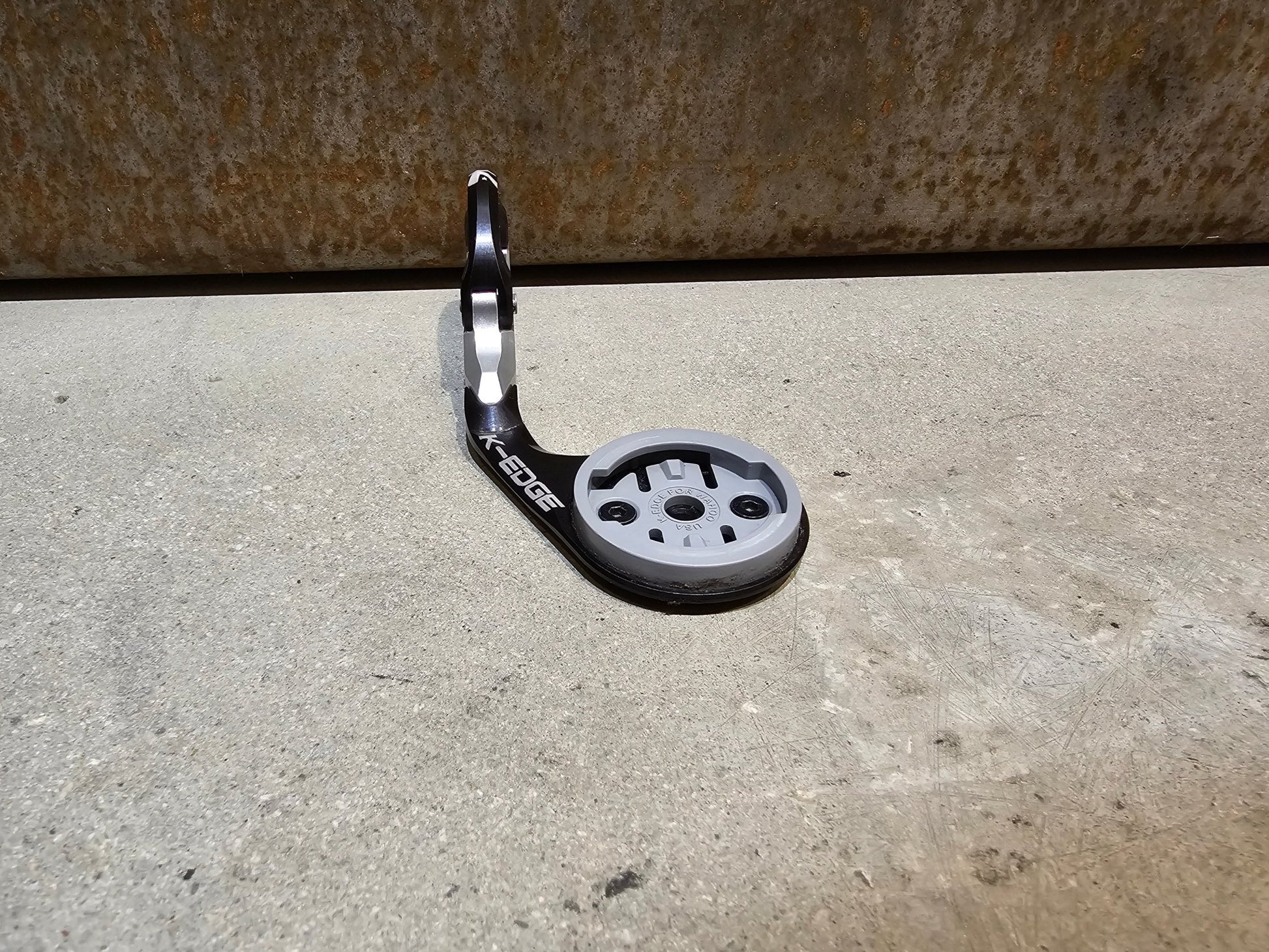 Computerhalterung von K - Edge, K - EDGE PRO RACE MOUNT COMPUTERMOUNT 31,8MM / WAHOO vor USEDBIKES - OB.DE Hintergrund